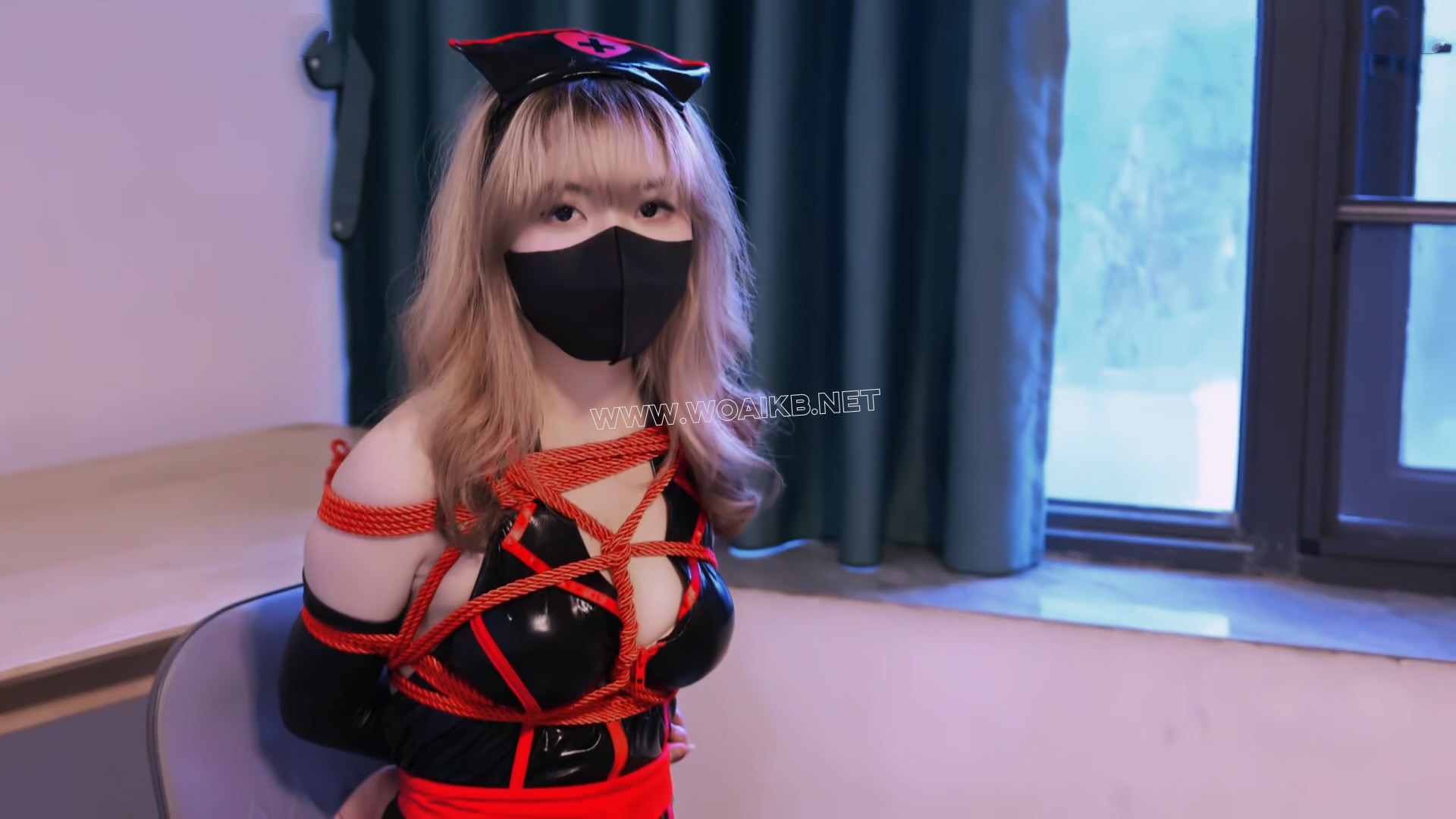 视觉计划A2 记录真实SM调教 《缚与医》新女模姬允儿 红绳紧缚 红衣漆皮女护士的惩 预览图