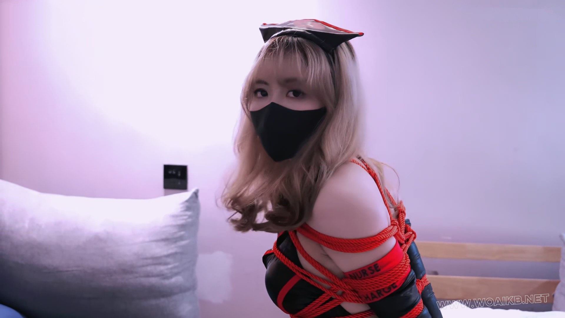 视觉计划A2 记录真实SM调教 《缚与医》新女模姬允儿 红绳紧缚 红衣漆皮女护士的惩 预览图