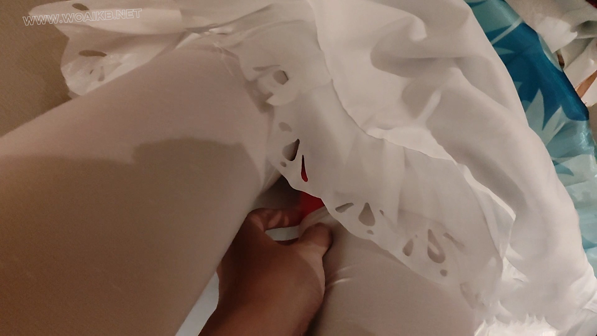 霄酱西施诗语江南cos +过膝白丝，捆绑过程+衣柜上蜷缩振动展示白丝，然后跪在上面 预览图