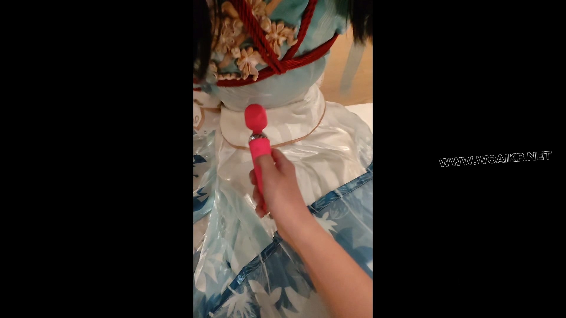 霄酱西施诗语江南cos +过膝白丝，捆绑过程+衣柜上蜷缩振动展示白丝，然后跪在上面 预览图