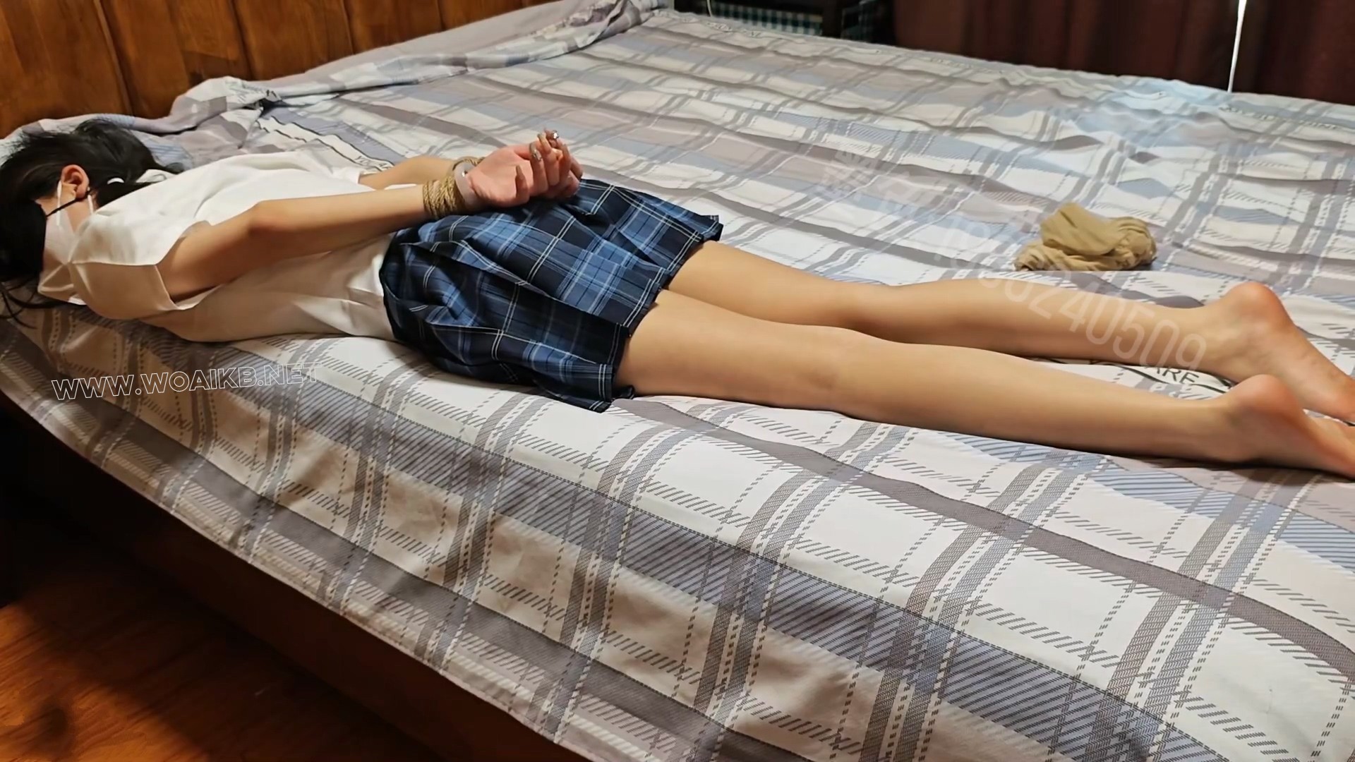 jk少女被入室劫持强行摸腿摸足 zdb震腿震足 预览图