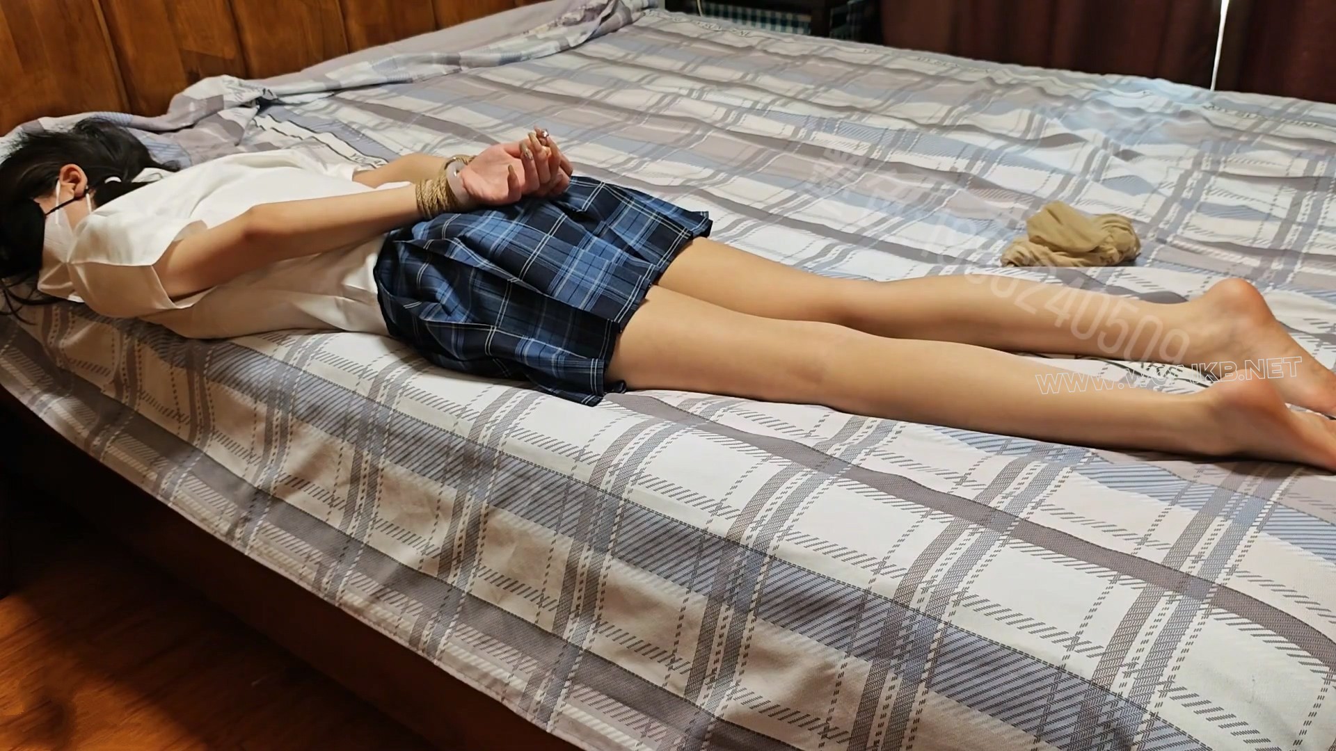 jk少女被入室劫持强行摸腿摸足 zdb震腿震足 预览图