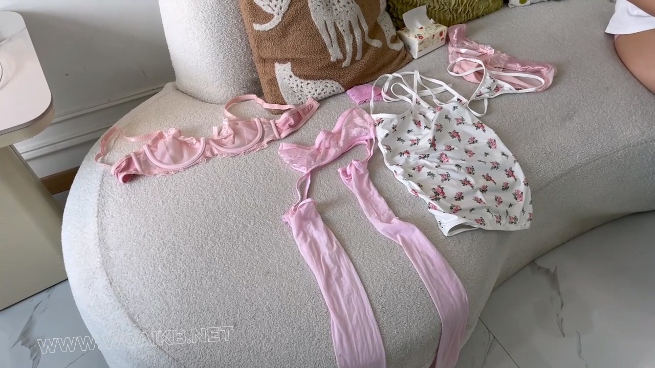 碎花睡衣少女，内裤套头塞嘴，股绳+凳子上分腿td震动，炮击塞入，粉色丝袜，少女感 预览图