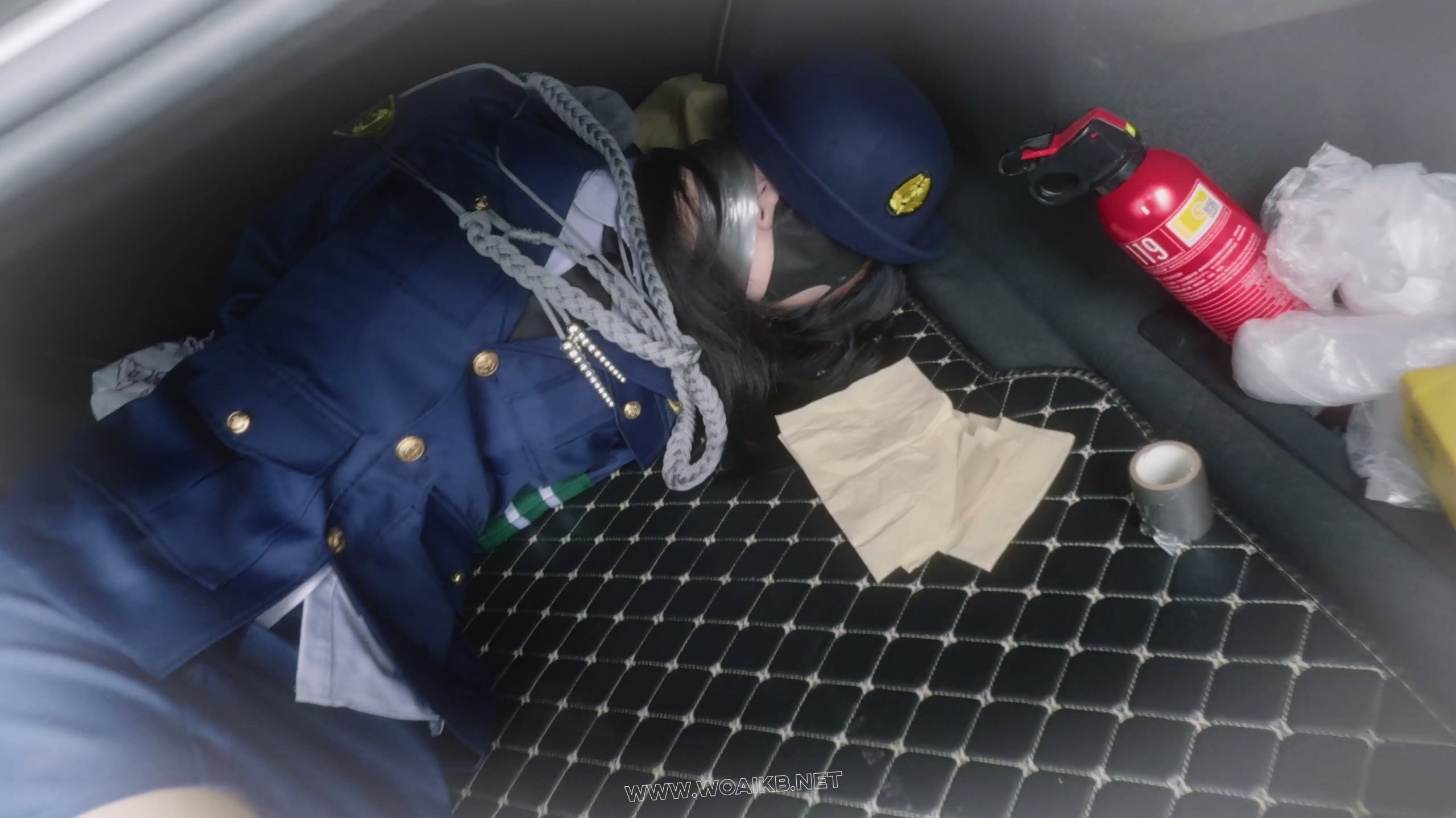 《女侦探的游戏》女侦探小A巡逻时追踪可疑人员，不慎落入陷阱被歹徒迷晕绑架。歹徒 预览图