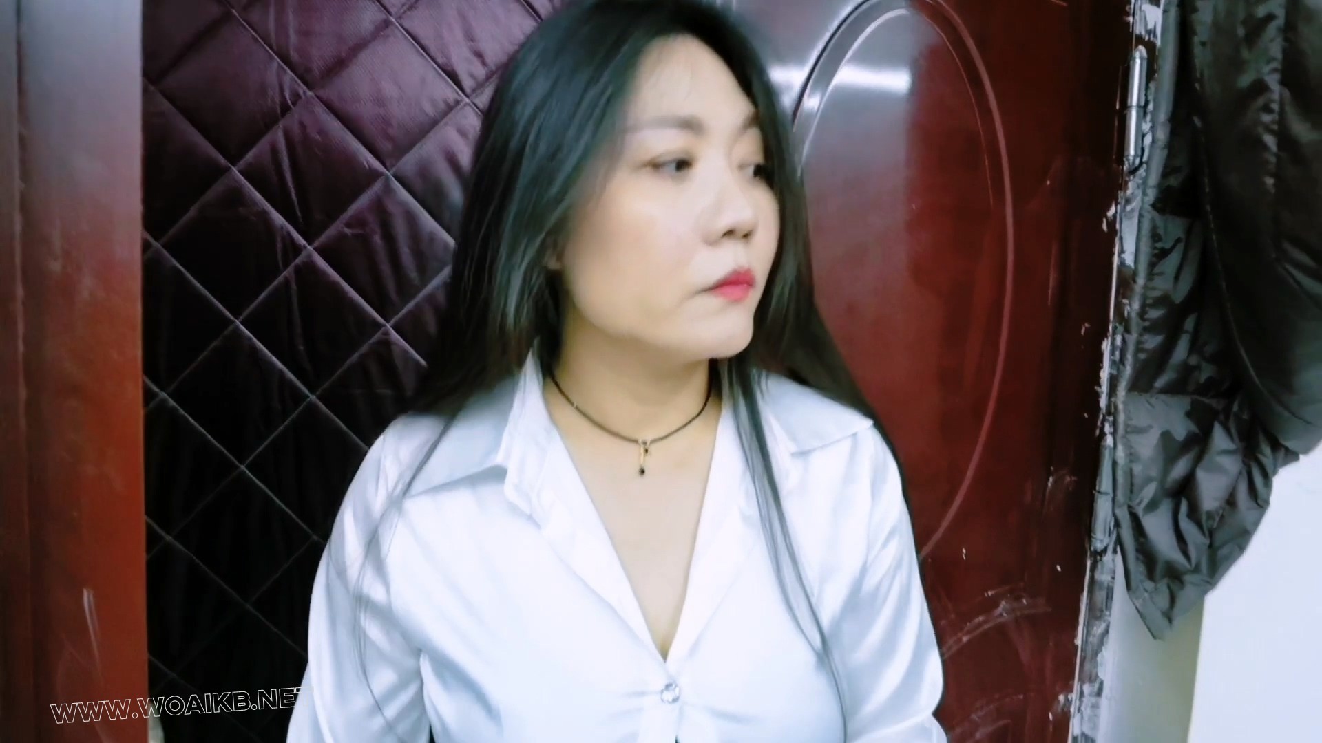 误入房间的女人贩子惨遭无情折磨,电动股绳机威力太大了,一会将她折磨地晕死过去 封面图