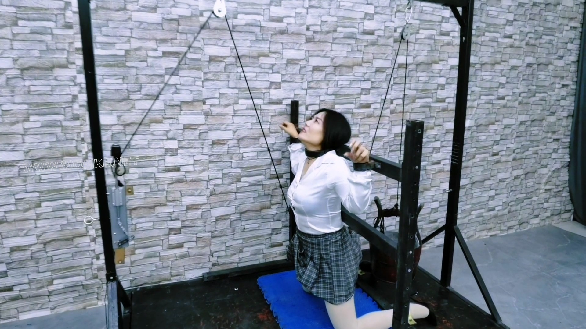 误入房间的女人贩子惨遭无情折磨,电动股绳机威力太大了,一会将她折磨地晕死过去 预览图