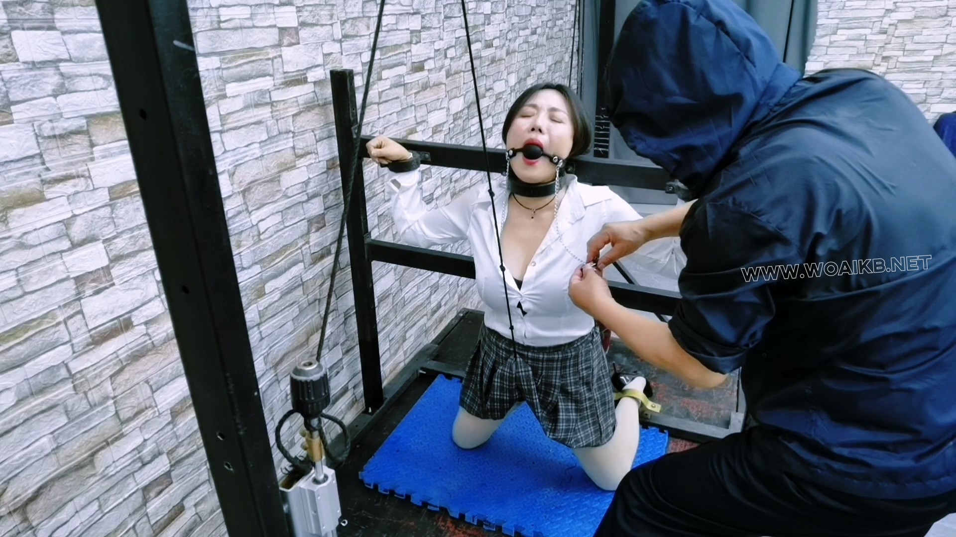 误入房间的女人贩子惨遭无情折磨,电动股绳机威力太大了,一会将她折磨地晕死过去 预览图