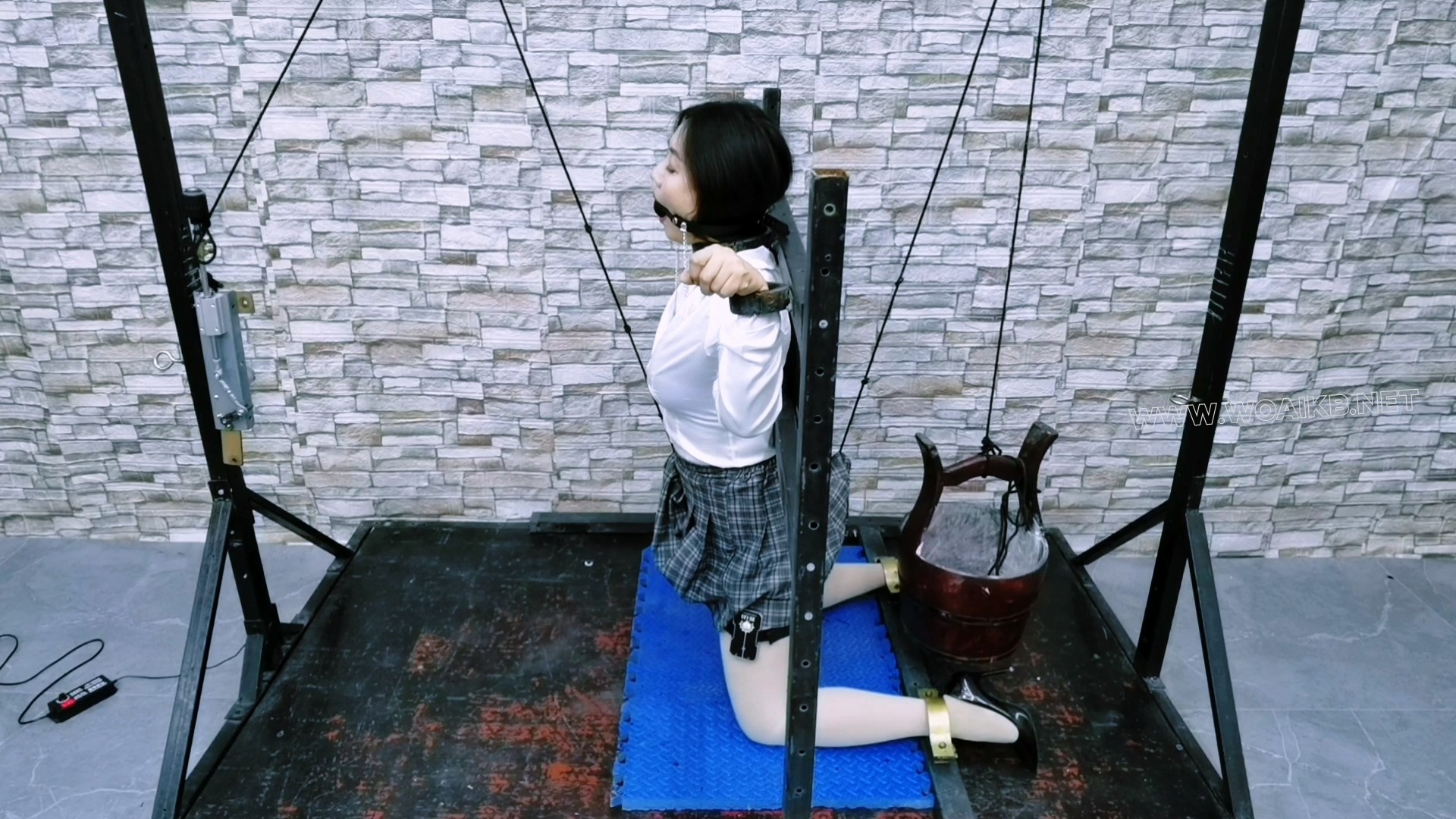 误入房间的女人贩子惨遭无情折磨,电动股绳机威力太大了,一会将她折磨地晕死过去 预览图