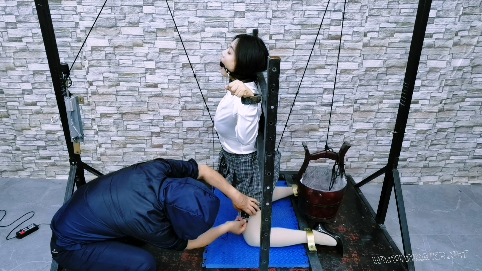 误入房间的女人贩子惨遭无情折磨,电动股绳机威力太大了,一会将她折磨地晕死过去 预览图