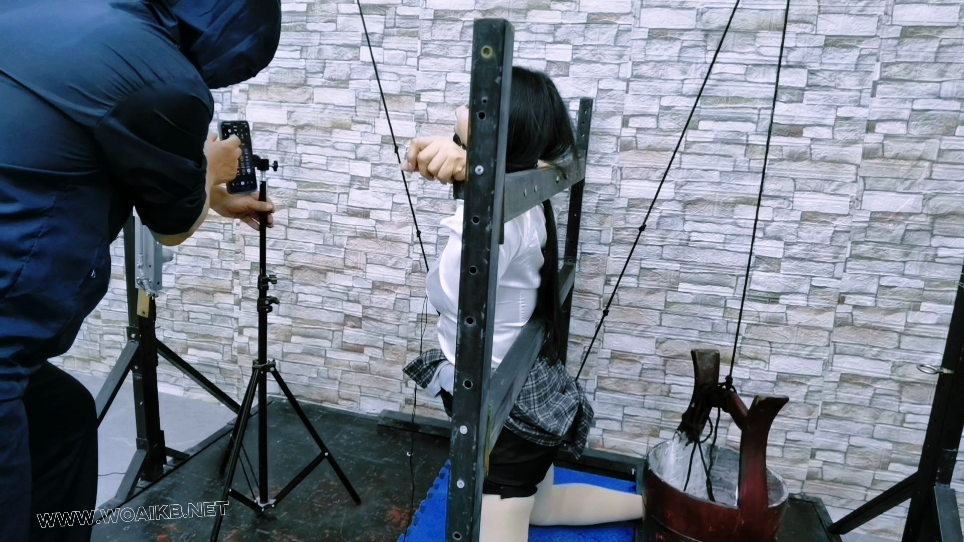 误入房间的女人贩子惨遭无情折磨,电动股绳机威力太大了,一会将她折磨地晕死过去 预览图