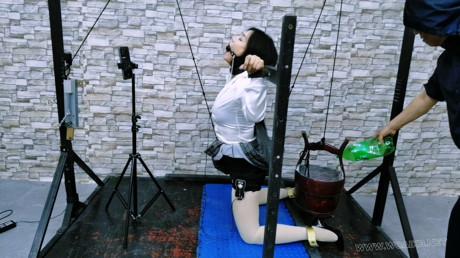 误入房间的女人贩子惨遭无情折磨,电动股绳机威力太大了,一会将她折磨地晕死过去 预览图