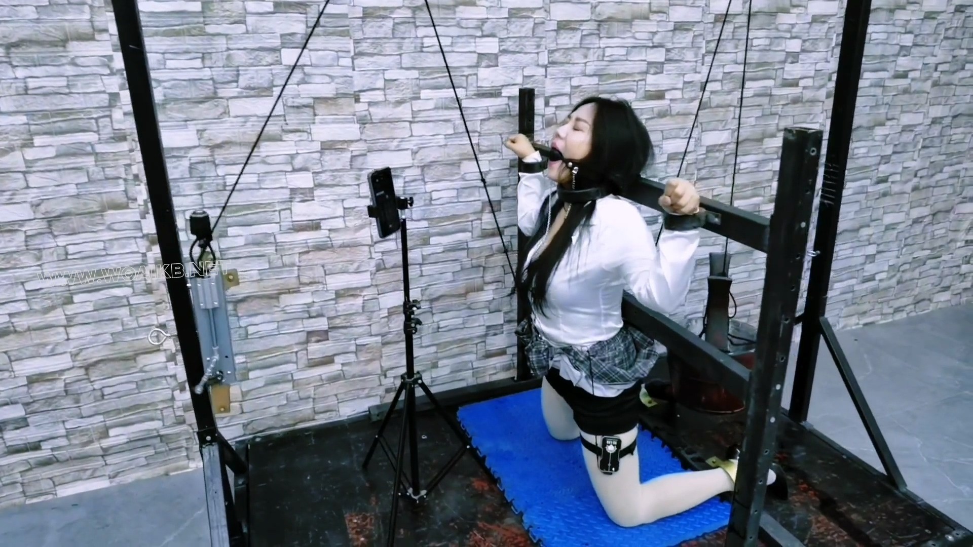 误入房间的女人贩子惨遭无情折磨,电动股绳机威力太大了,一会将她折磨地晕死过去 预览图