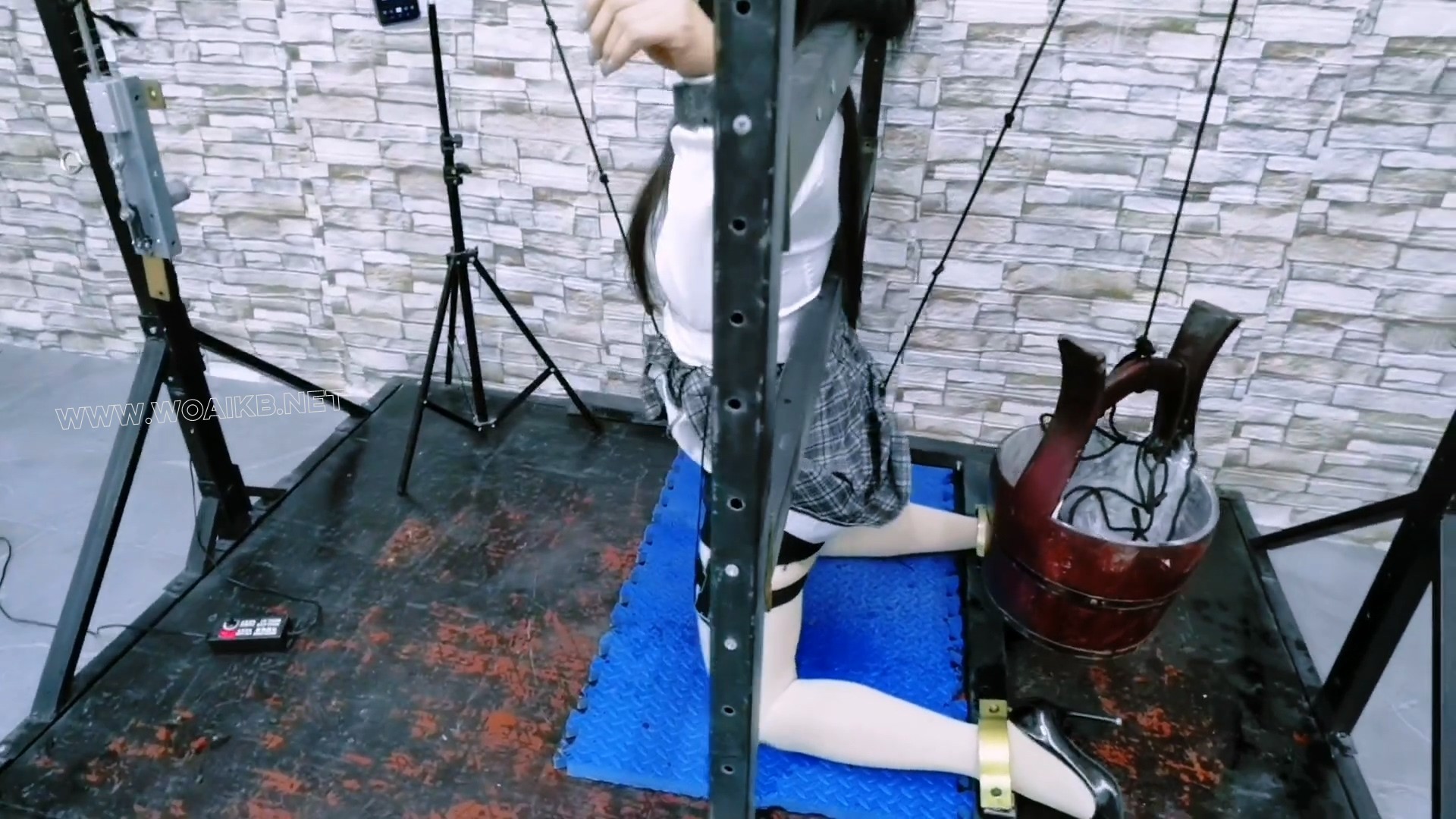 误入房间的女人贩子惨遭无情折磨,电动股绳机威力太大了,一会将她折磨地晕死过去 预览图