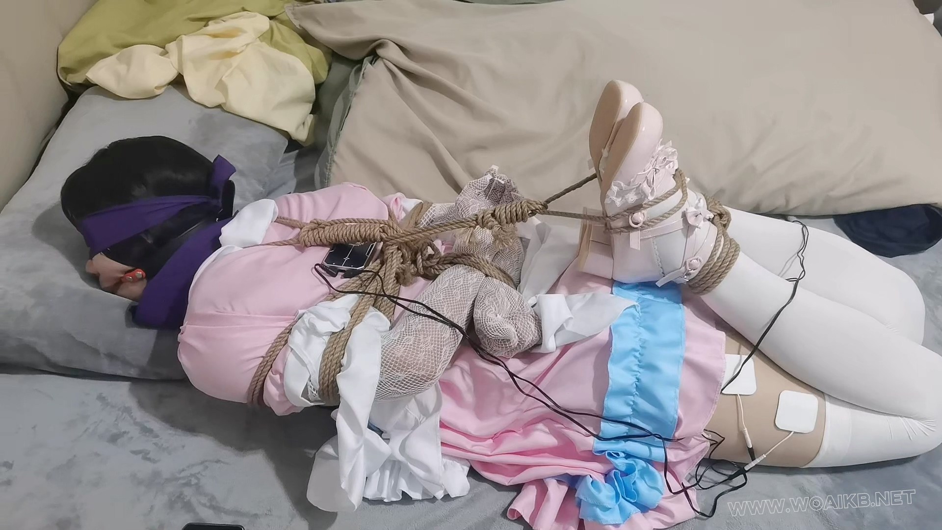粉红小女仆的极限驷马捆缚 预览图