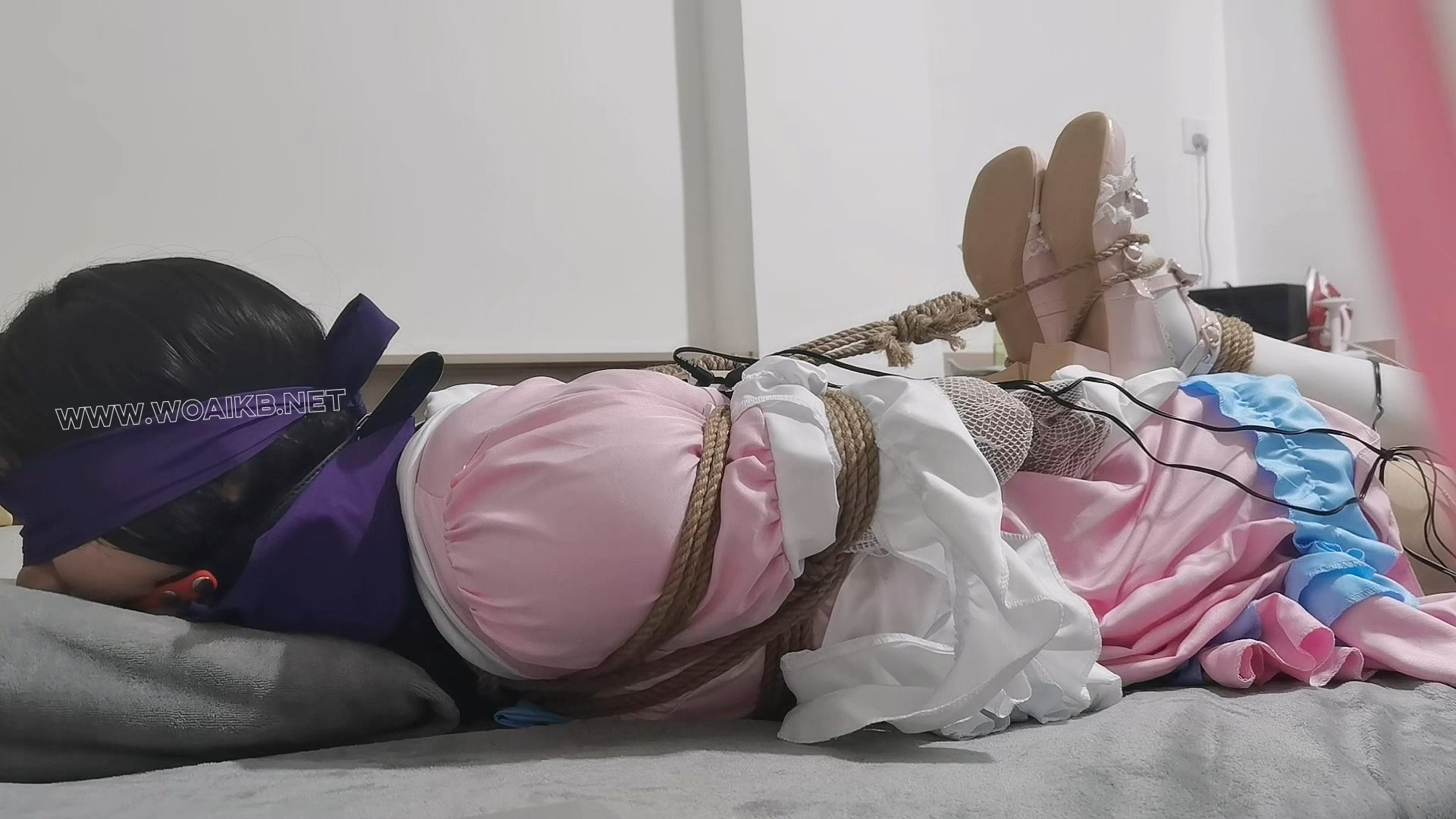 粉红小女仆的极限驷马捆缚 预览图