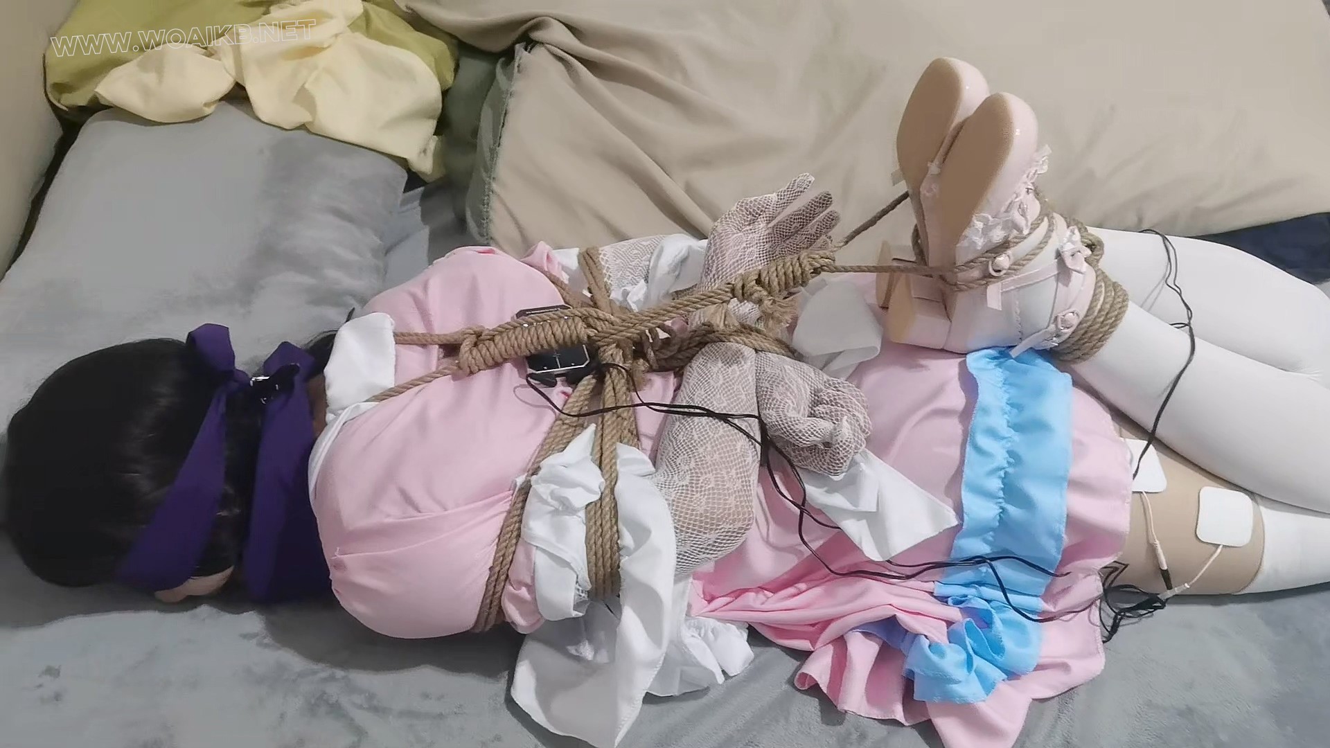 粉红小女仆的极限驷马捆缚 预览图