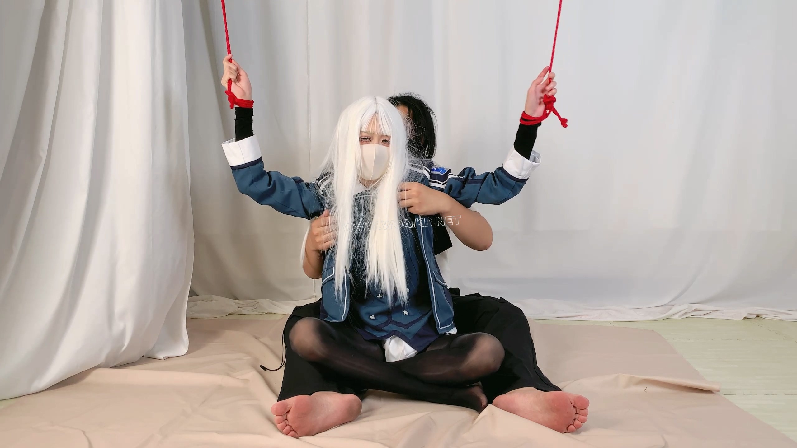 闪之轨迹3阿尔缇娜COS定拍！超可爱白毛！内穿黑丝连体衣+片足吊缚+身体玩弄+强制打 预览图