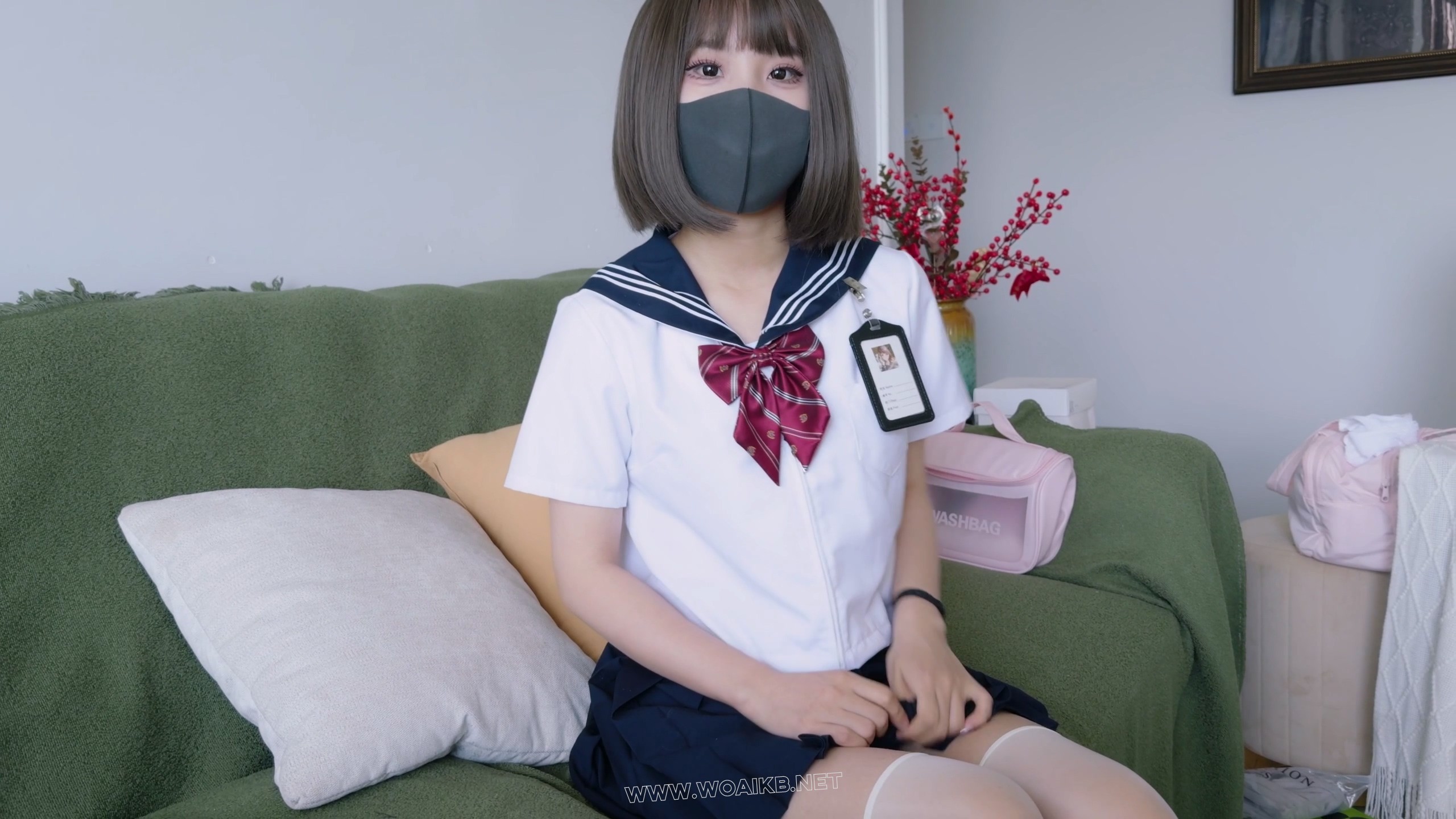 《欲望贷》 虚荣心作祟的Jk少女拍下脱衣视频，以此被威胁，开腿器吊缚+12cm高跟罚 预览图