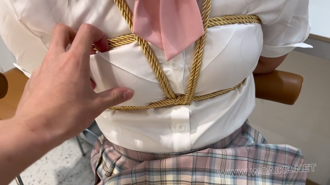 用心佳作，两套服装，换装展示，无内黑丝，三重震动GC直至大腿痉挛，SP打大腿内侧 预览图