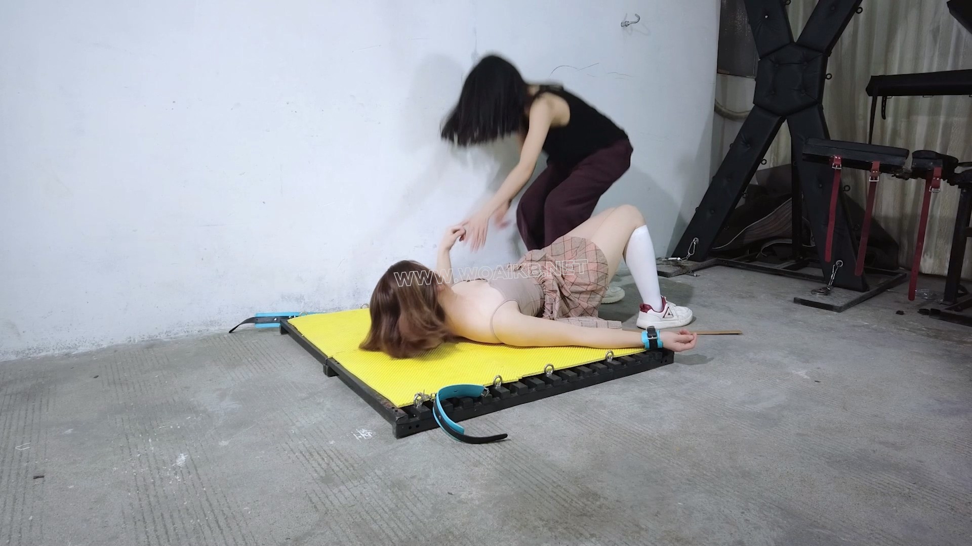 叛逆女学生被狠狠SP屁屁！狂挠白袜脚心白袜堵嘴胶带封嘴呜呜求饶！棒棒强G！ 《学 预览图