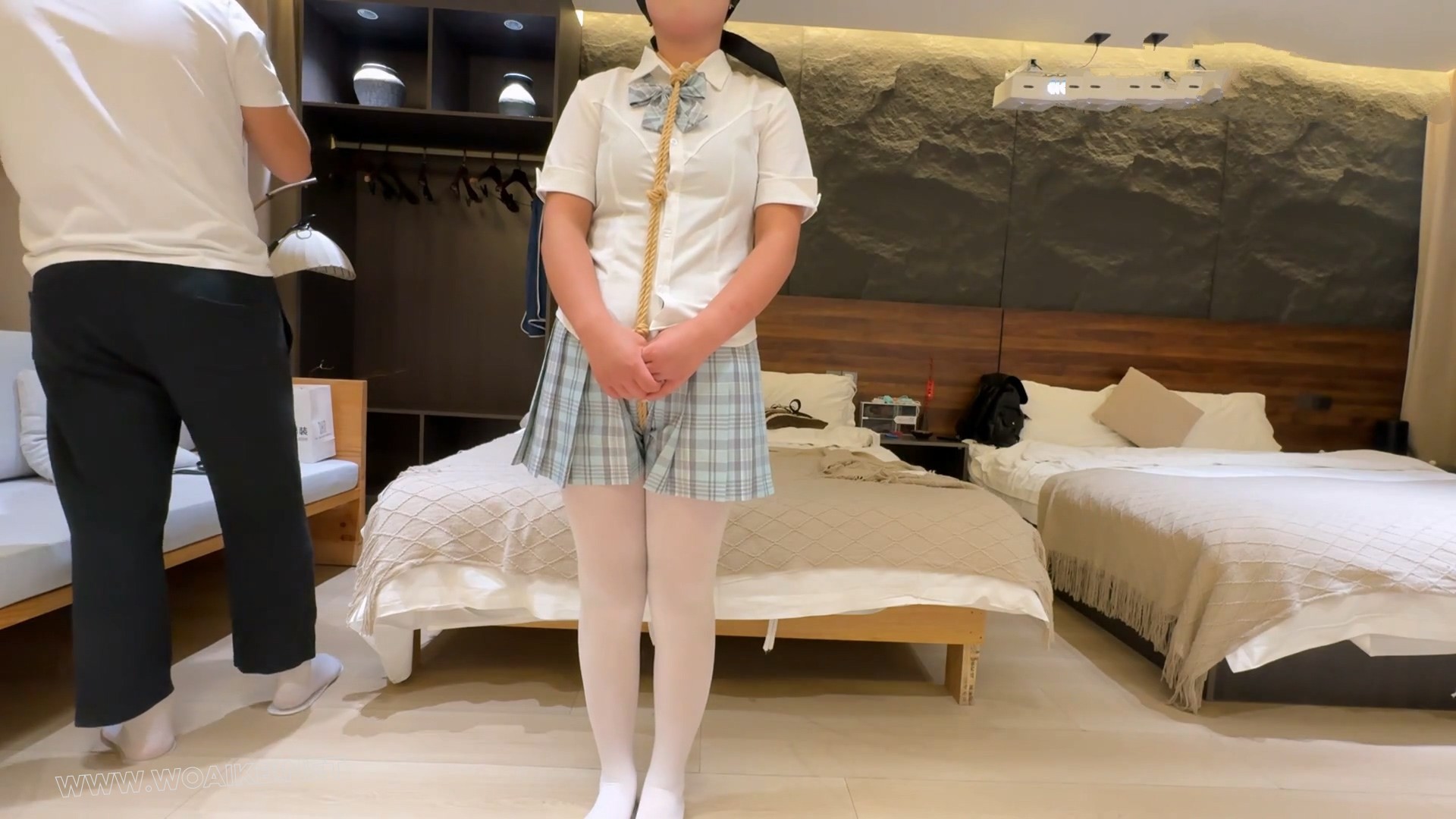 调教小圆，JK+手铐+折腿缚+棒棒+口枷+龟甲+强高欲罢不能，挣扎逃脱奈何被绳子手铐… 封面图