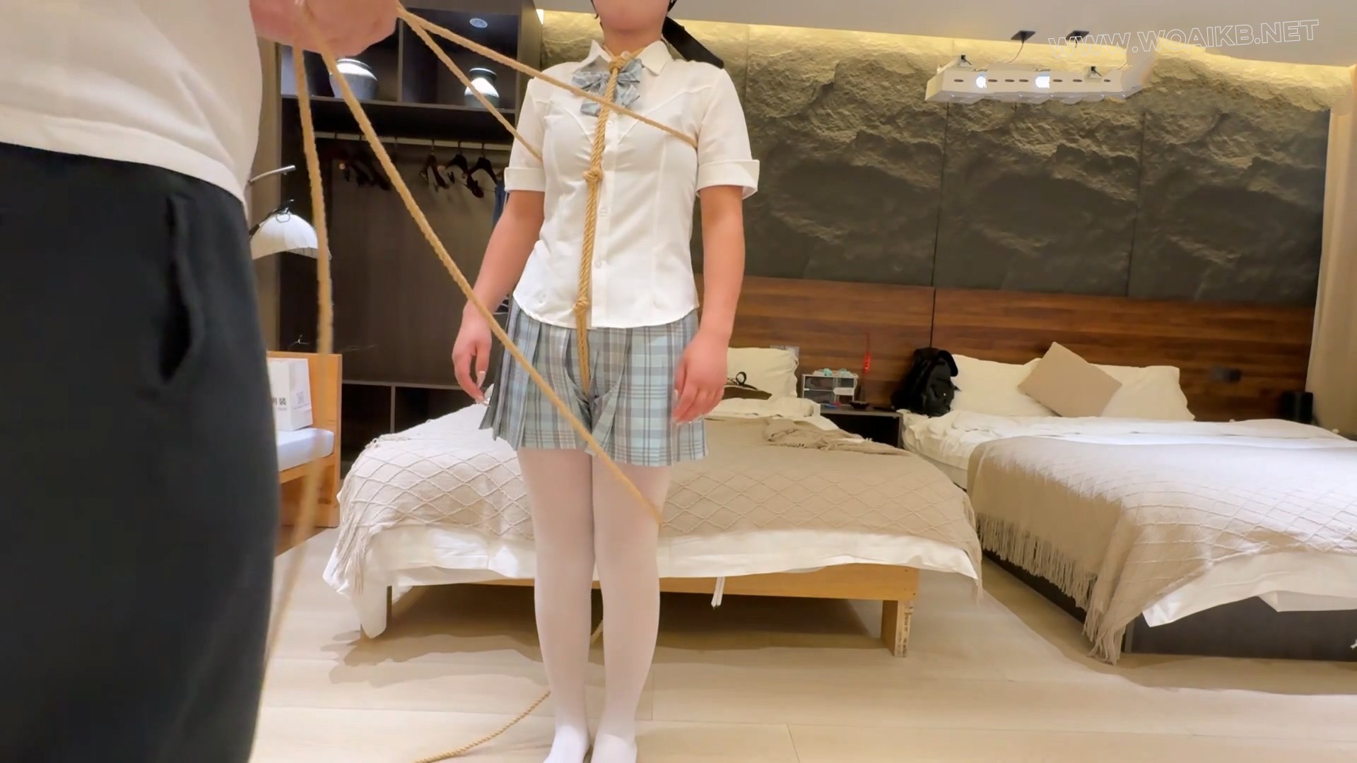 调教小圆，JK+手铐+折腿缚+棒棒+口枷+龟甲+强高欲罢不能，挣扎逃脱奈何被绳子手铐 预览图