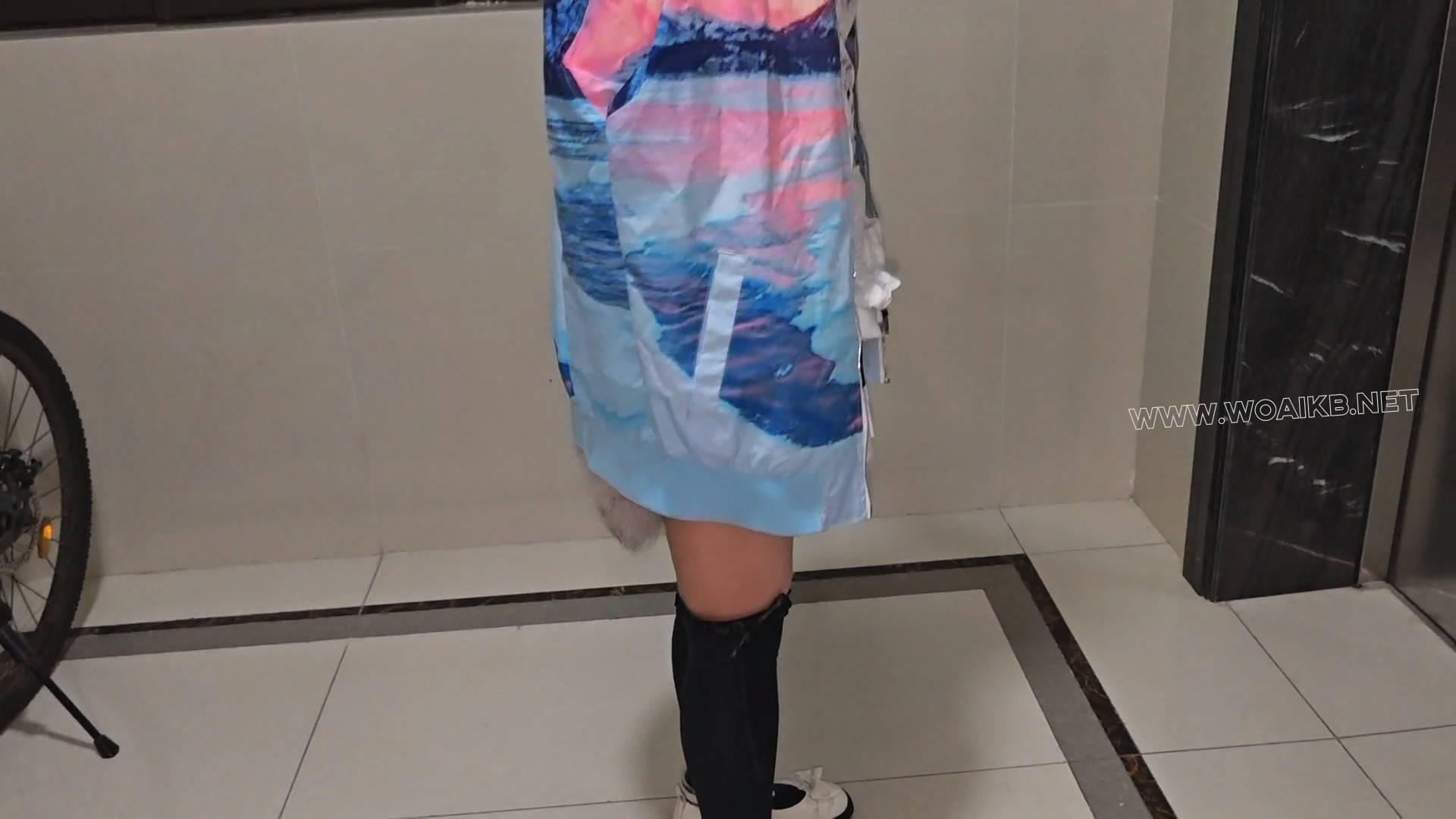 小厨娘苏苏丸子头女仆黑丝尾巴小区行走五花大绑戴脚镣踢足球+拴在树下td折磨 封面图