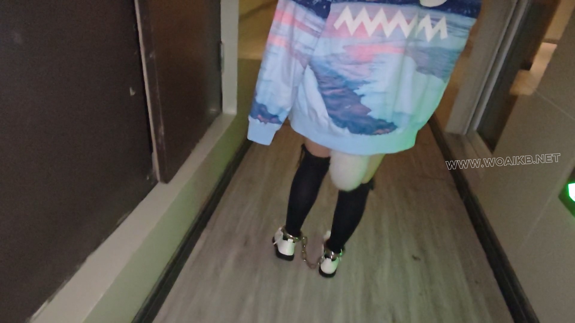 小厨娘苏苏丸子头女仆黑丝尾巴小区行走五花大绑戴脚镣踢足球+拴在树下td折磨 预览图