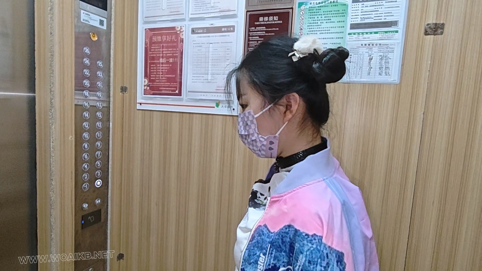 小厨娘苏苏丸子头女仆黑丝尾巴小区行走五花大绑戴脚镣踢足球+拴在树下td折磨 预览图