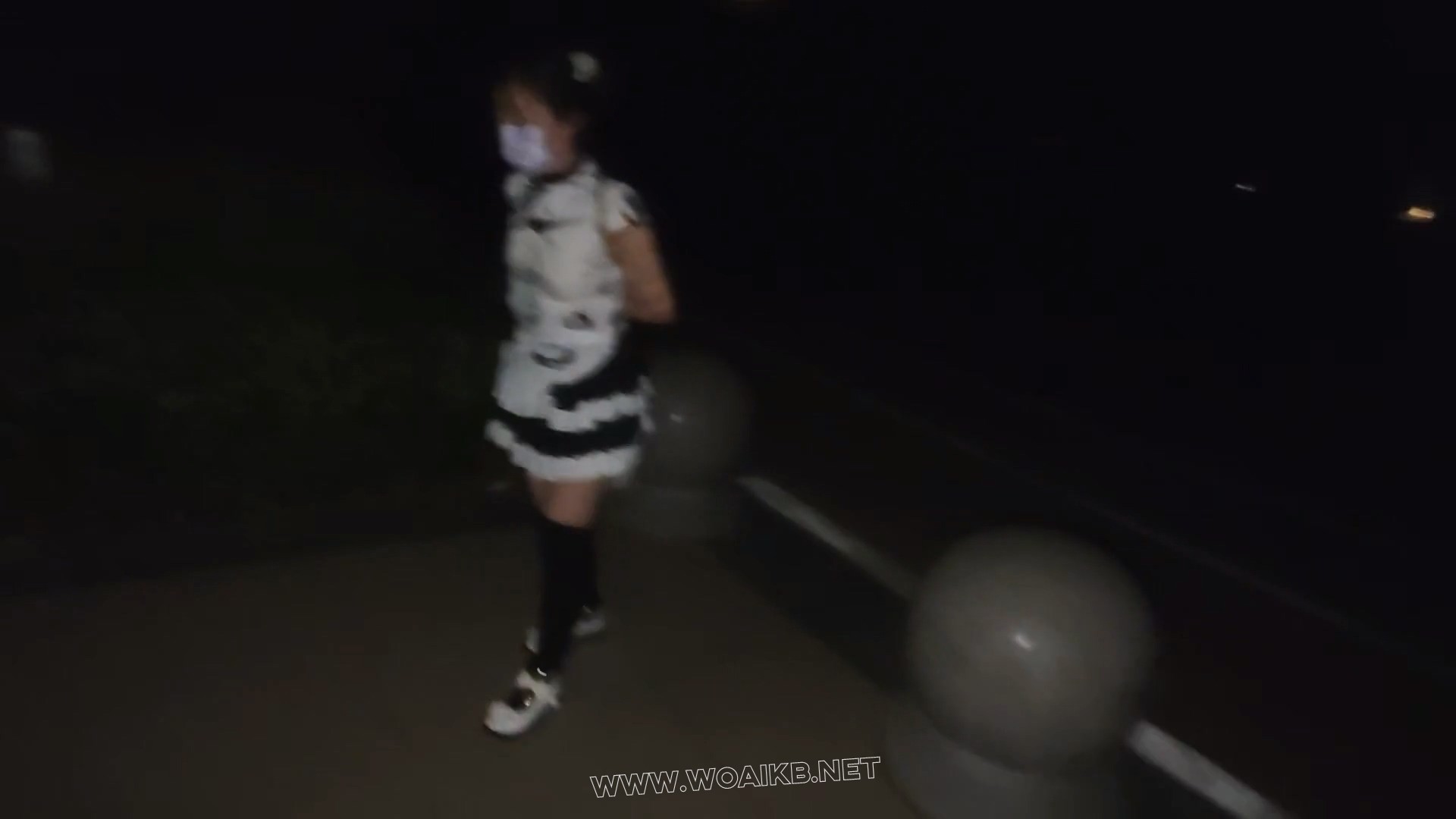 小厨娘苏苏丸子头女仆黑丝尾巴小区行走五花大绑戴脚镣踢足球+拴在树下td折磨 预览图