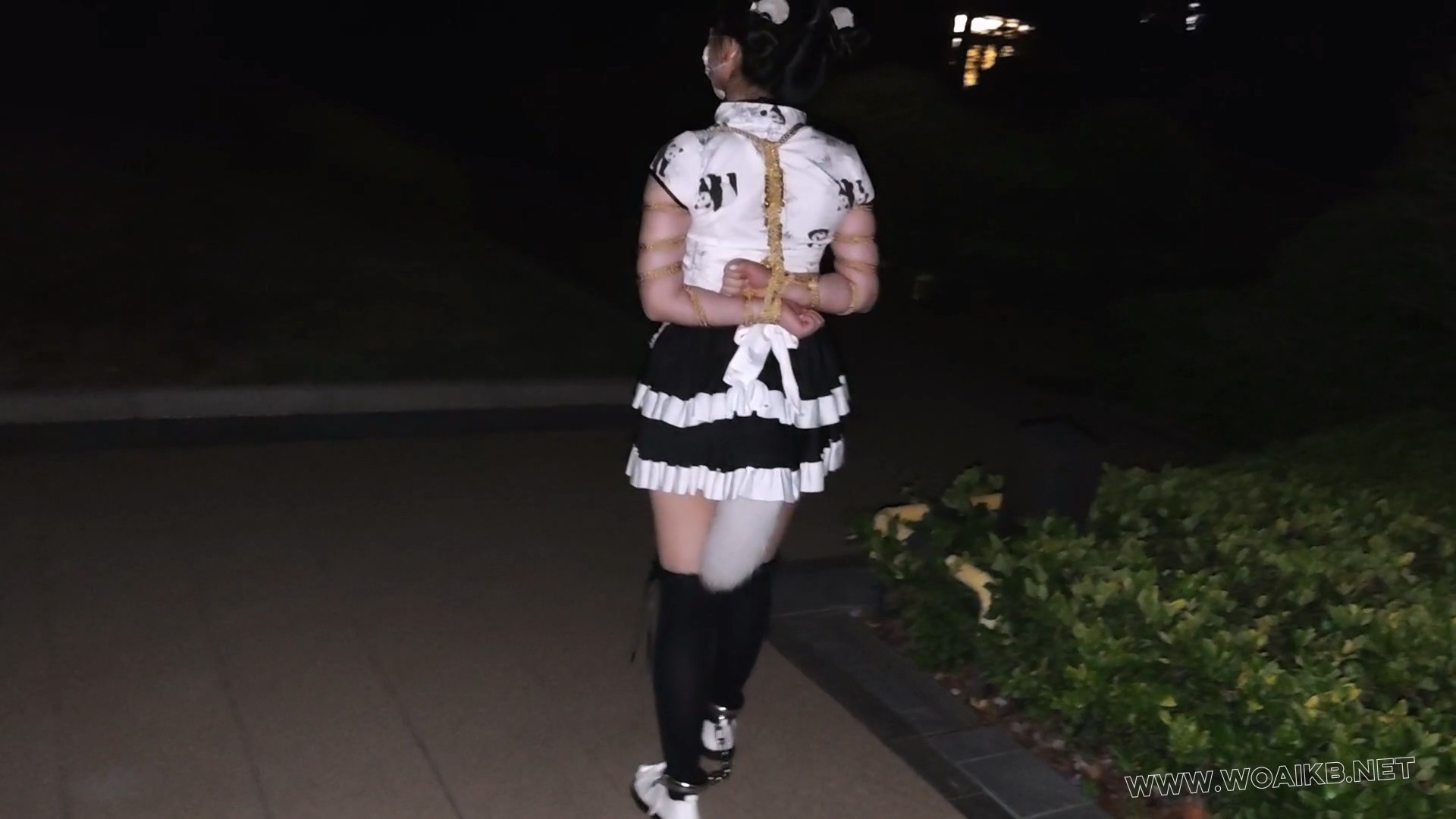 小厨娘苏苏丸子头女仆黑丝尾巴小区行走五花大绑戴脚镣踢足球+拴在树下td折磨 预览图