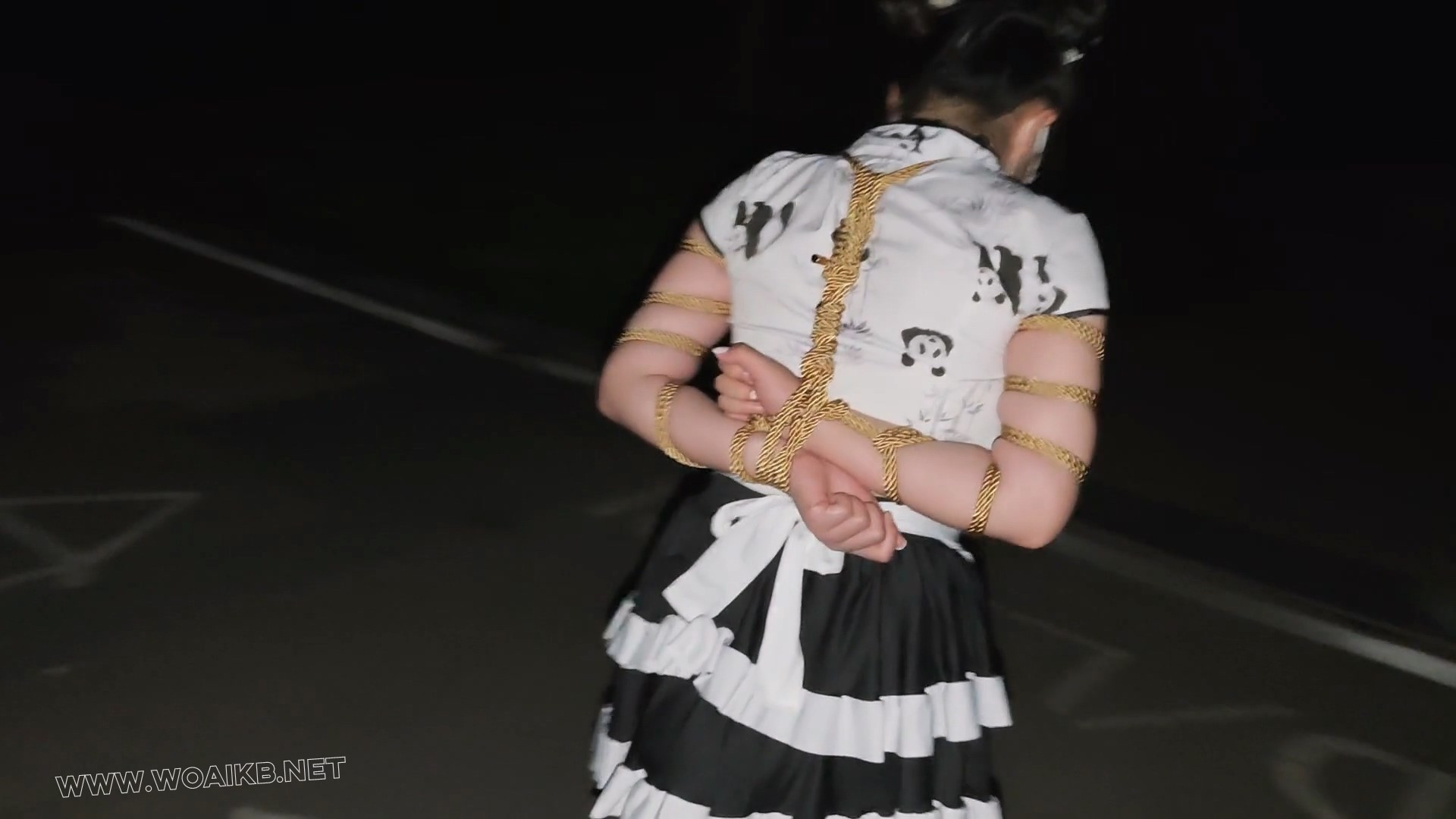 小厨娘苏苏丸子头女仆黑丝尾巴小区行走五花大绑戴脚镣踢足球+拴在树下td折磨 预览图