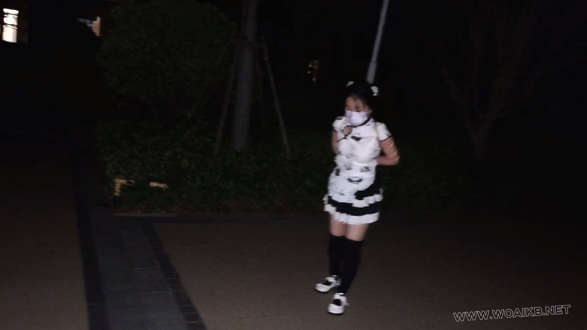 小厨娘苏苏丸子头女仆黑丝尾巴小区行走五花大绑戴脚镣踢足球+拴在树下td折磨 预览图