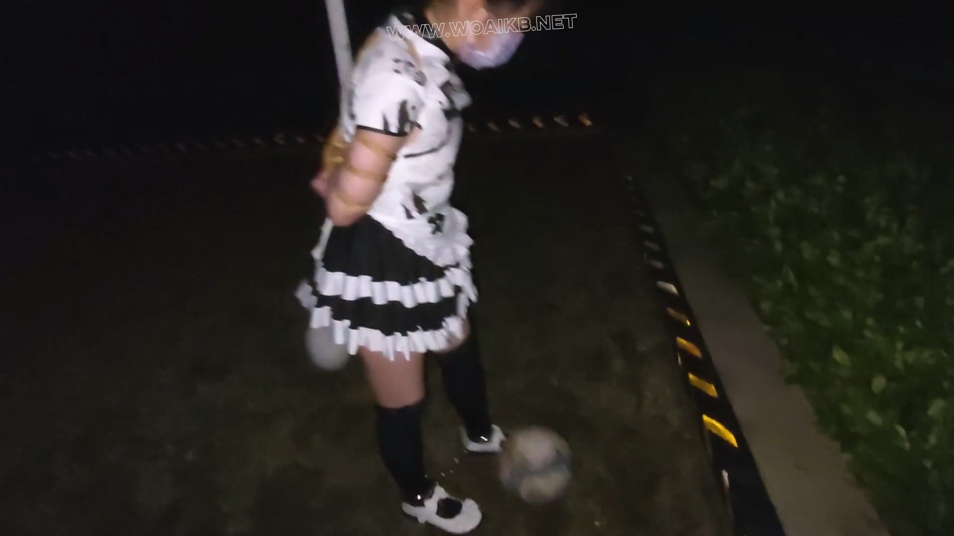 小厨娘苏苏丸子头女仆黑丝尾巴小区行走五花大绑戴脚镣踢足球+拴在树下td折磨 预览图