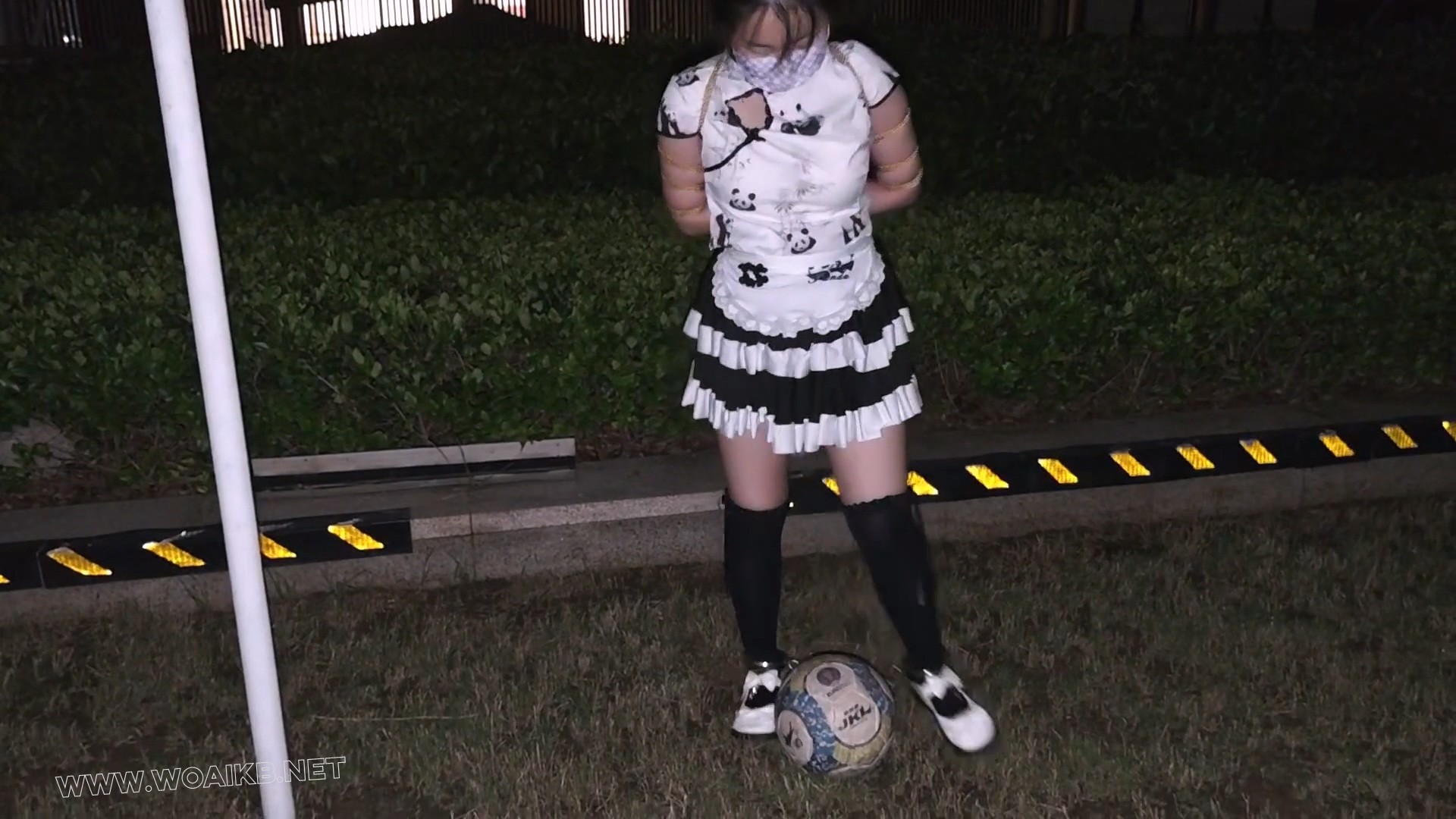 小厨娘苏苏丸子头女仆黑丝尾巴小区行走五花大绑戴脚镣踢足球+拴在树下td折磨 预览图