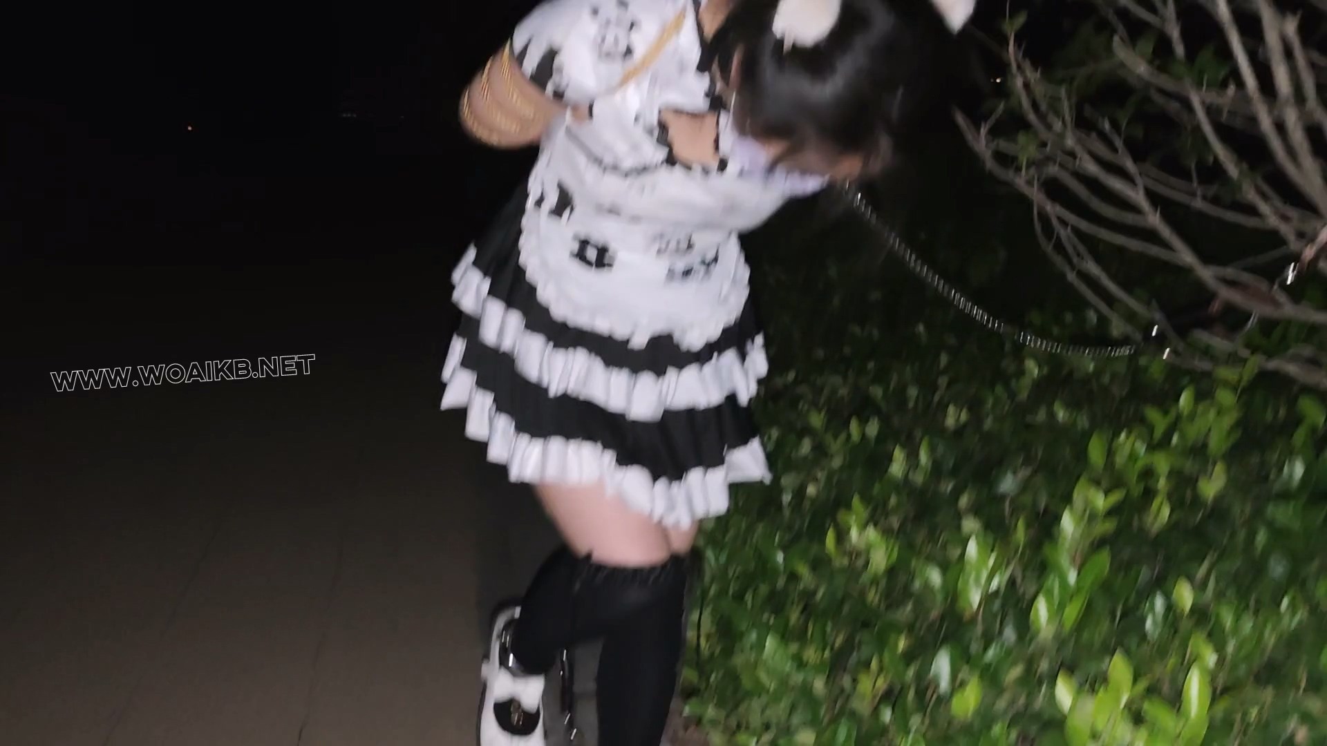 小厨娘苏苏丸子头女仆黑丝尾巴小区行走五花大绑戴脚镣踢足球+拴在树下td折磨 预览图
