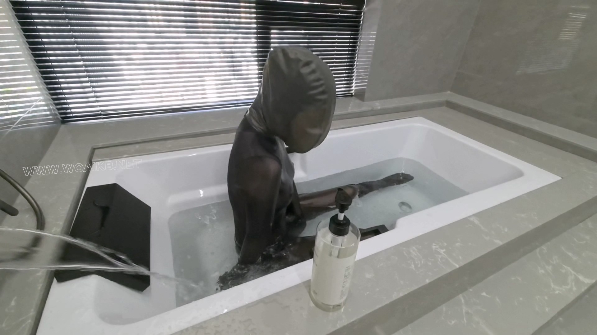 【FXX-人偶女友-04】肤色乳胶衣YYDS 胶衣女仆真的是sao出天际 什么都往里放只会… 预览图