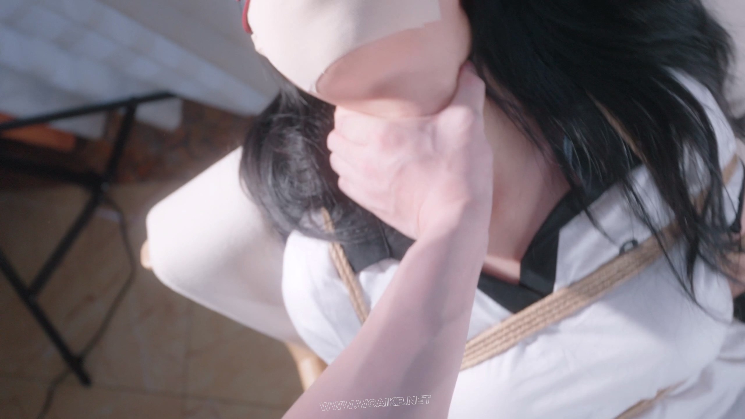 《狩猎日记之出轨女》女生勾引我而她却有男友，我很气愤，约她上门，直接捂晕，紧 预览图