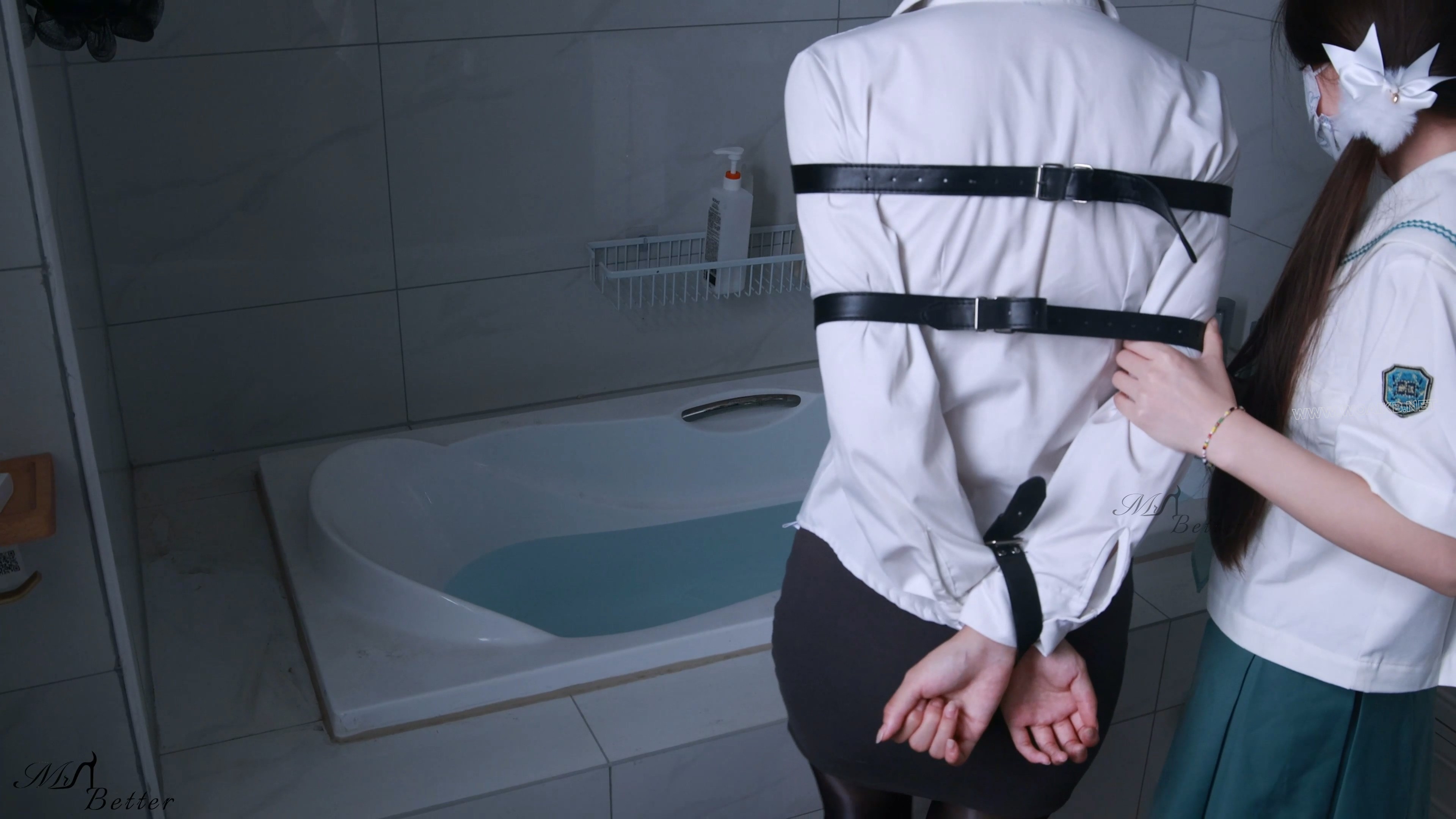 妹妹欺负姐姐 小萝莉青青无聊加发现一些不为人知的事，而给姐姐倩倩捆绑起来欺负戏 预览图