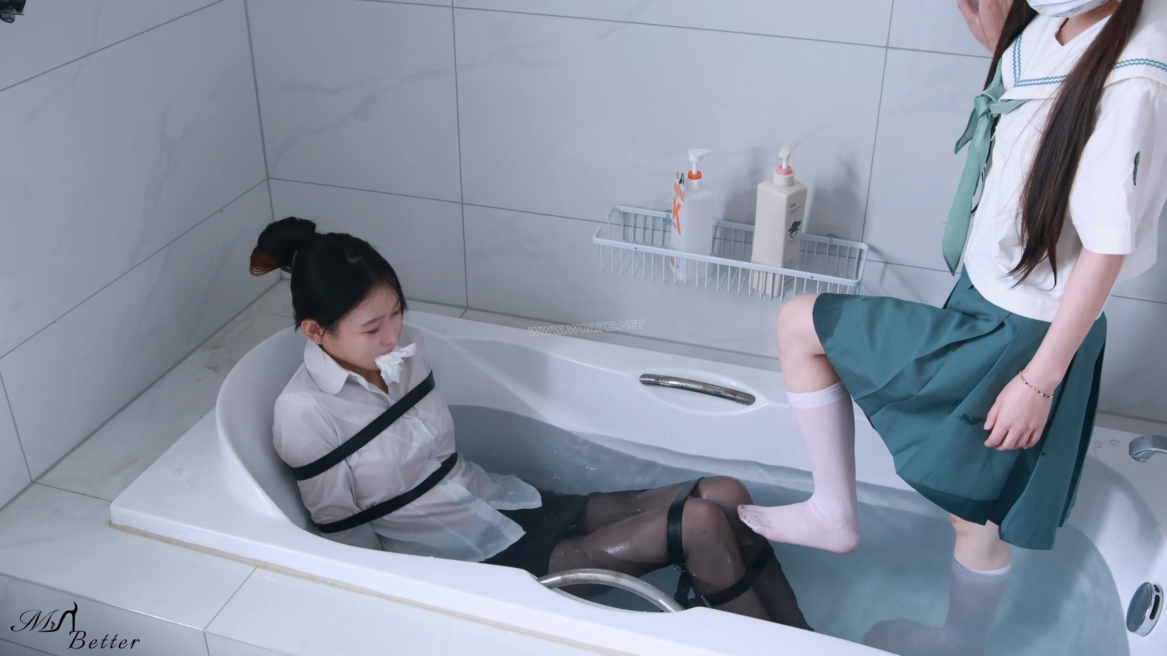 妹妹欺负姐姐 小萝莉青青无聊加发现一些不为人知的事，而给姐姐倩倩捆绑起来欺负戏 预览图