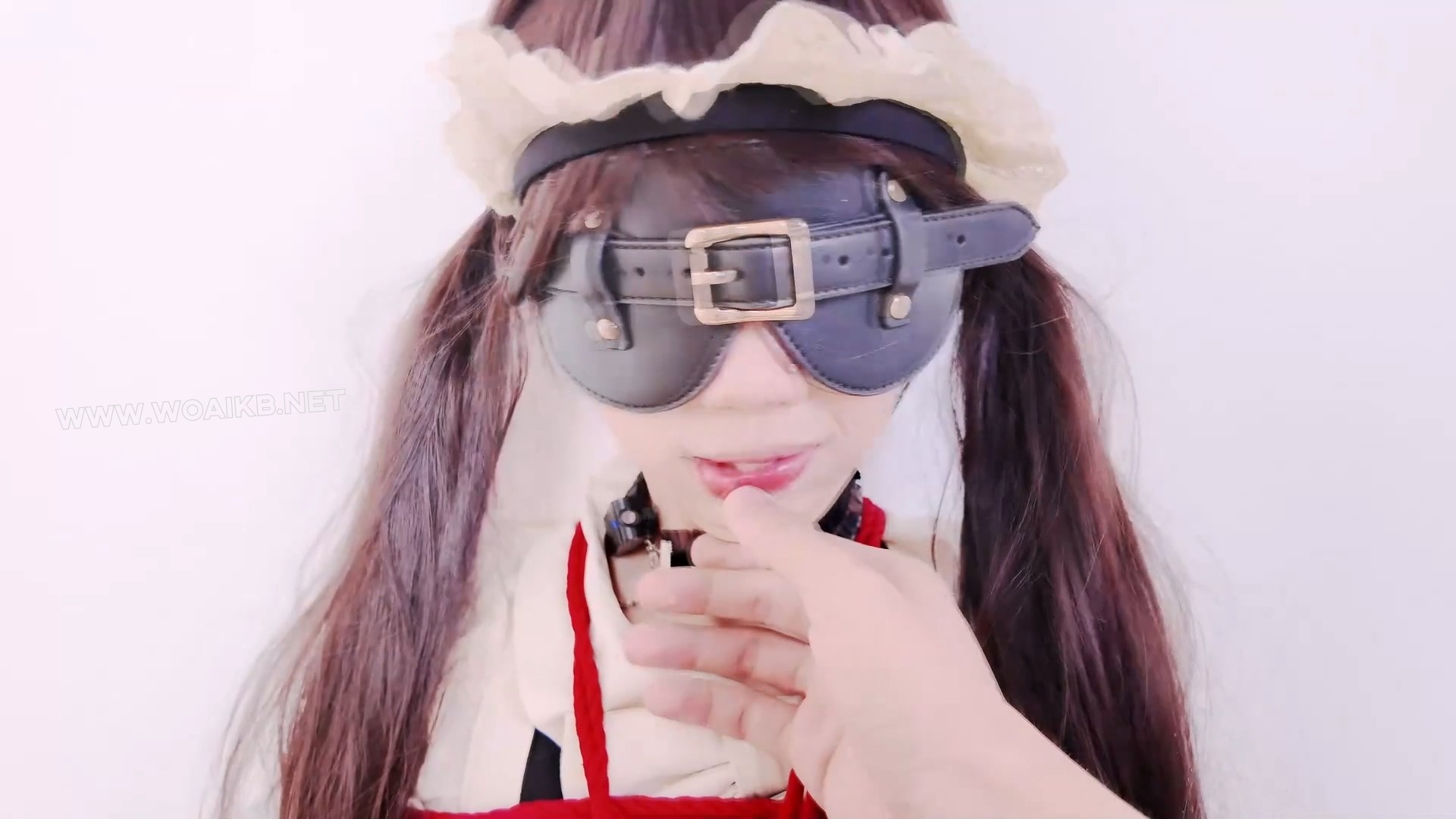 玩弄流口水小女仆（中） 双马尾萝莉 女仆 吊带袜 白丝 口水放置 强制玩舌 耳光调教 预览图