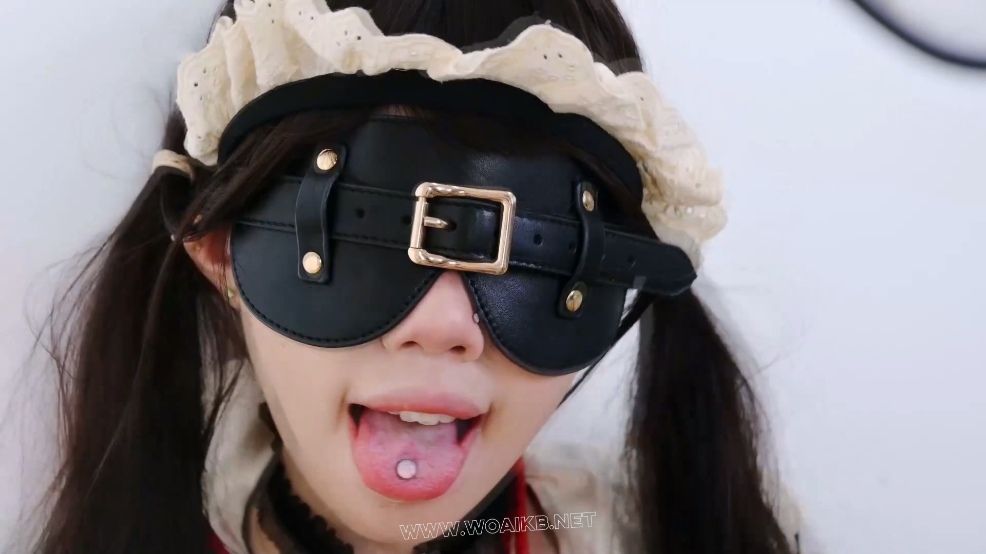 玩弄流口水小女仆（中） 双马尾萝莉 女仆 吊带袜 白丝 口水放置 强制玩舌 耳光调教 预览图