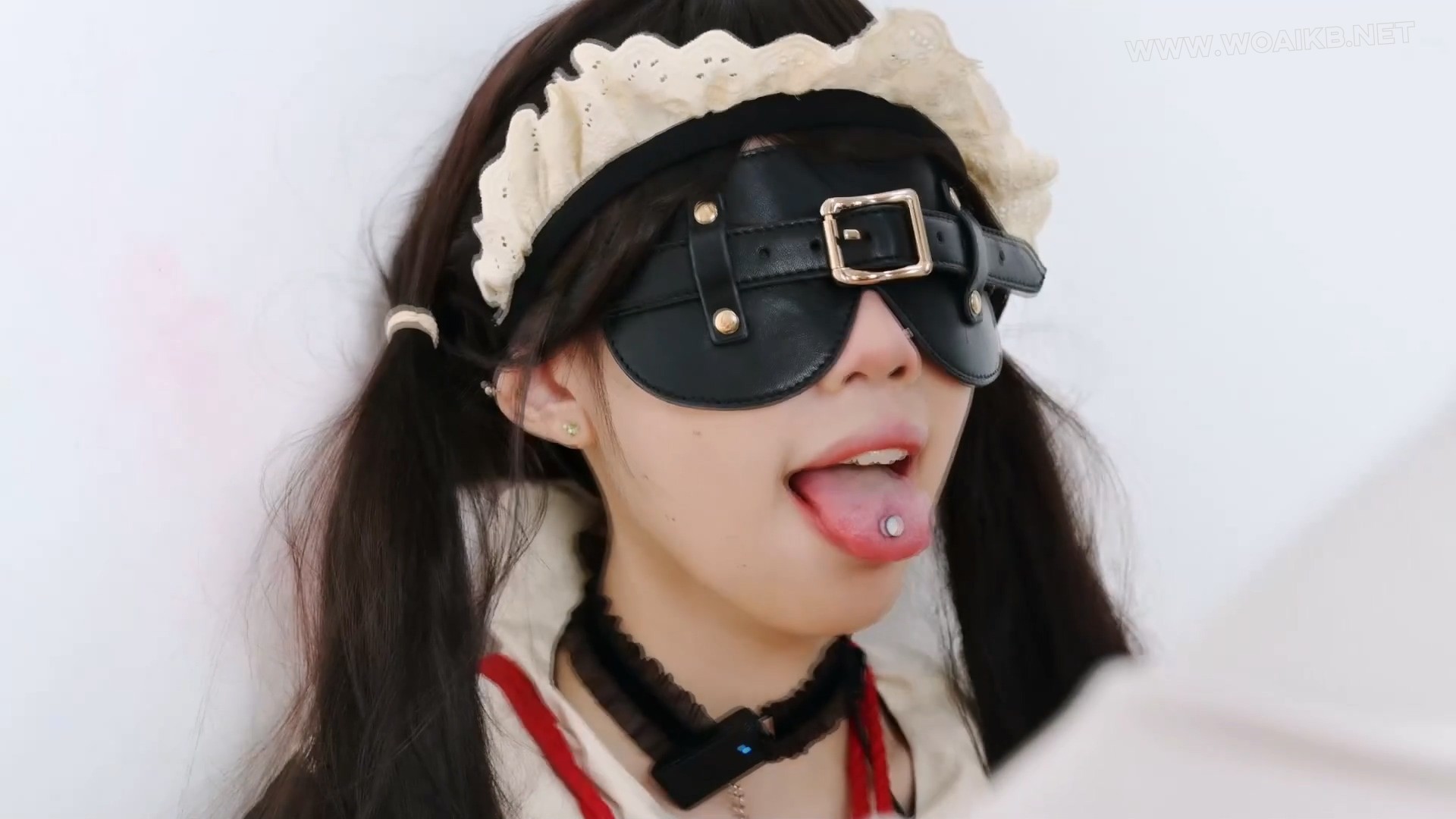 玩弄流口水小女仆（中） 双马尾萝莉 女仆 吊带袜 白丝 口水放置 强制玩舌 耳光调教 预览图