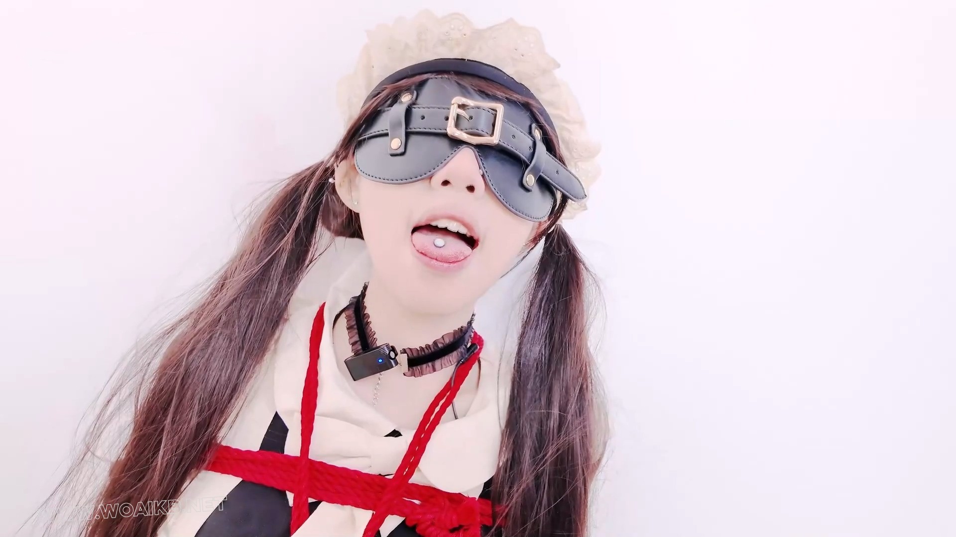 玩弄流口水小女仆（中） 双马尾萝莉 女仆 吊带袜 白丝 口水放置 强制玩舌 耳光调教 预览图