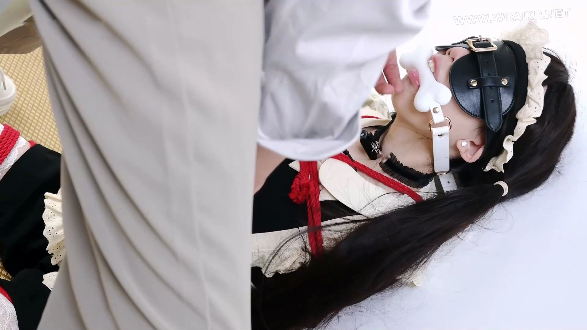 玩弄流口水小女仆（中） 双马尾萝莉 女仆 吊带袜 白丝 口水放置 强制玩舌 耳光调教 预览图