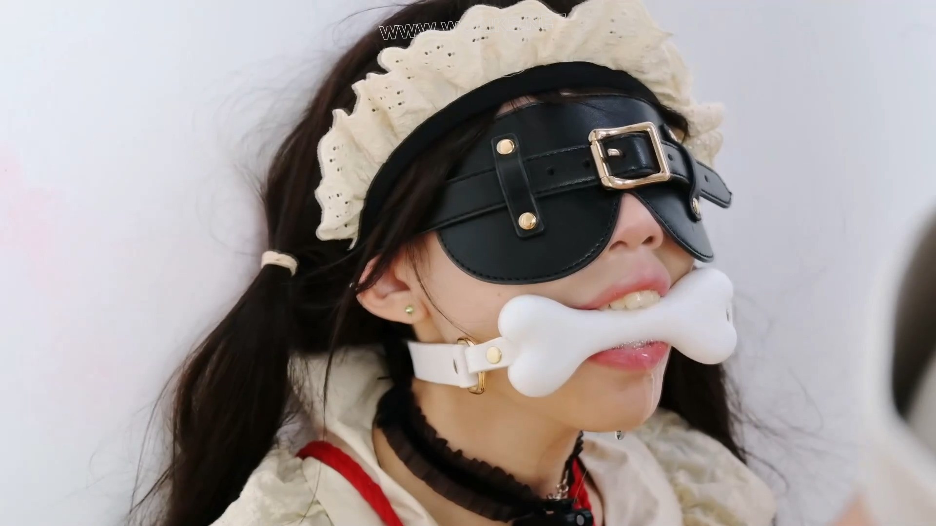 玩弄流口水小女仆（中） 双马尾萝莉 女仆 吊带袜 白丝 口水放置 强制玩舌 耳光调教 预览图