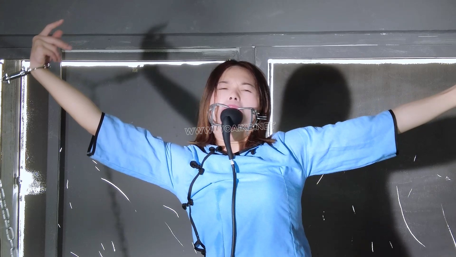 女学生被牢房酷刑审讯电击鞭打折磨！棒棒吸乳器羞辱强G！充气口塞充气口水拉丝流出 预览图
