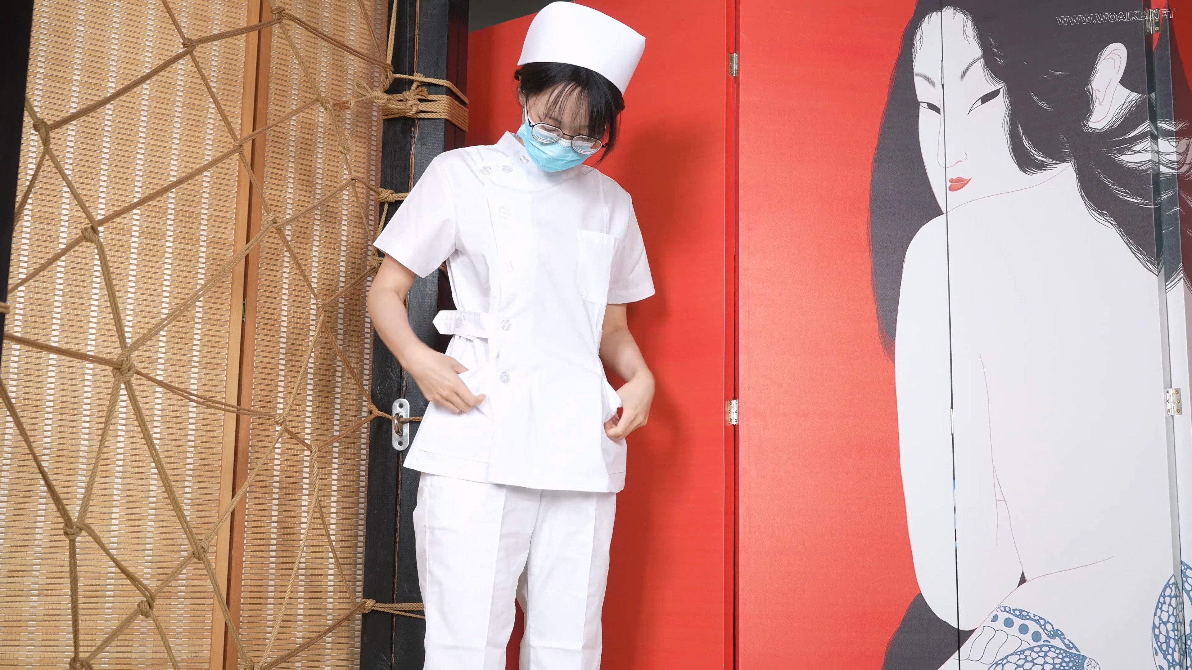 嗷嗷-护士服，强制踮脚放置！ 封面图