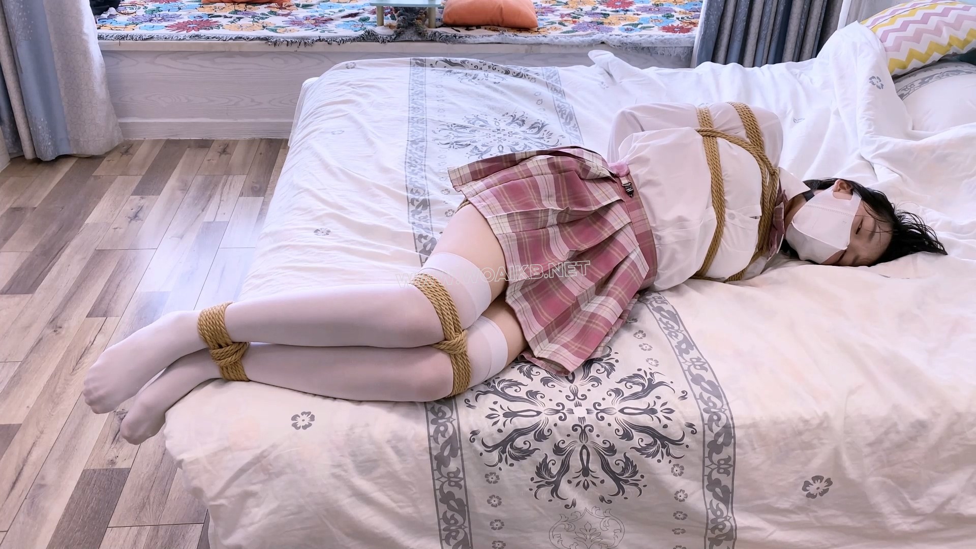 《吃鱼的喵》-客户定拍-第二集-jk+日式紧缚+胸缚+并腿缚+杨具口塞+放置挣扎+小剧情 预览图
