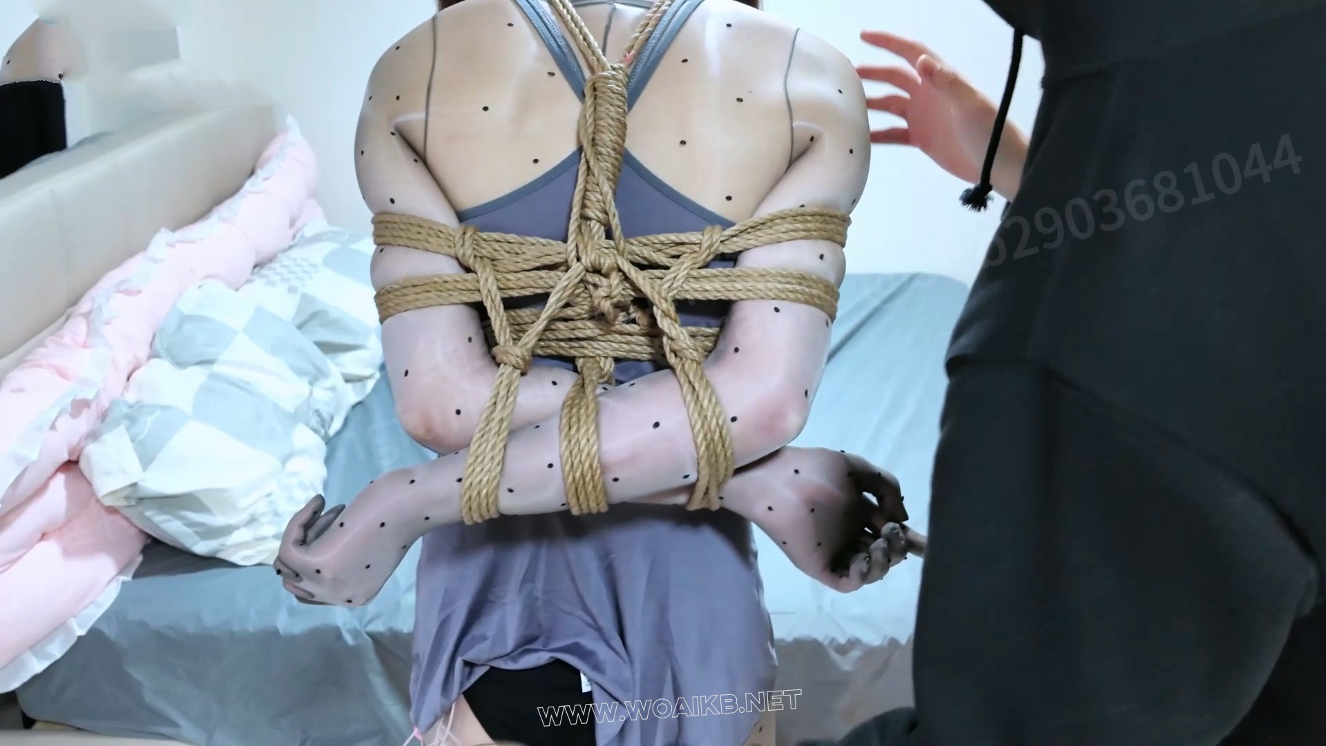 「双马尾睡裙萝莉」连体波点灰丝，日式紧缚 乳贴 震动棒TD 炮机强制gc疯狂抽插 预览图